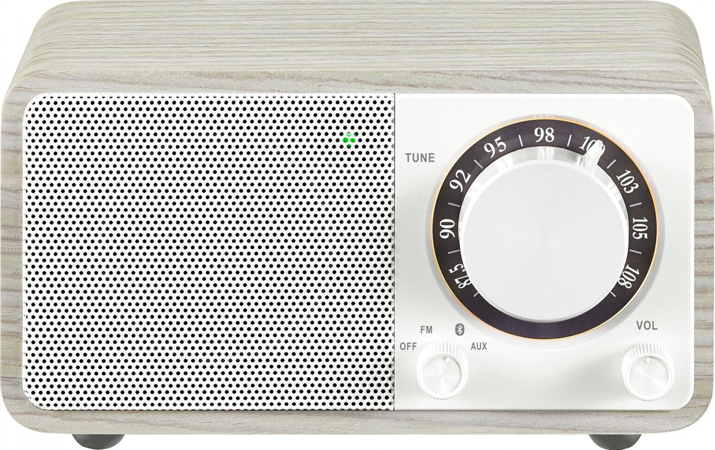 Ein hölzernes Radio mit Zifferblatt, Knöpfen und Lautsprecher. Das Zifferblatt zeigt UKW-Frequenzen. Ein grünes Licht leuchtet.