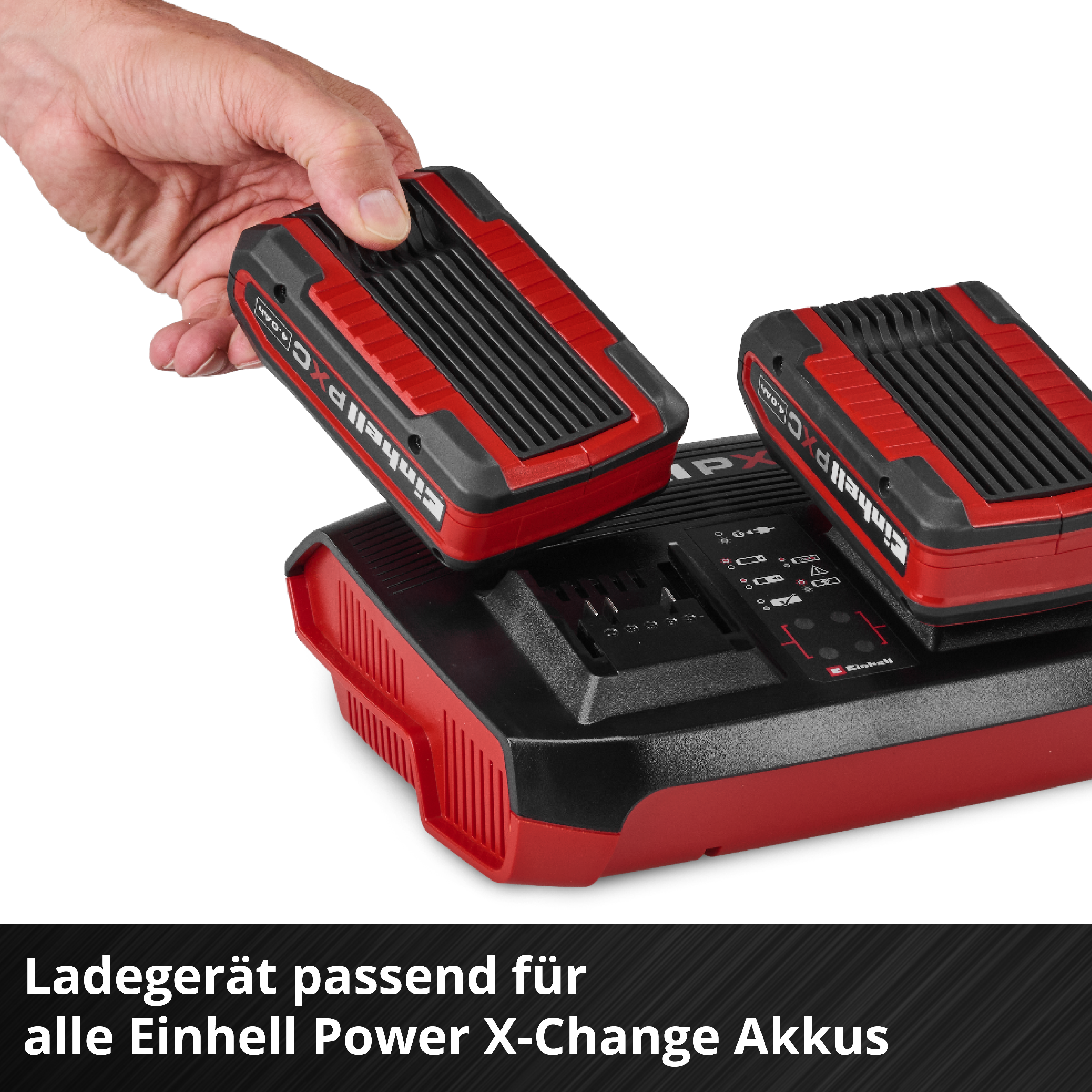 Hand legt einen rot-schwarzen Akku in ein Ladegerät. Ladegerät und Akku sind mit Einhell Power X-Change beschriftet.