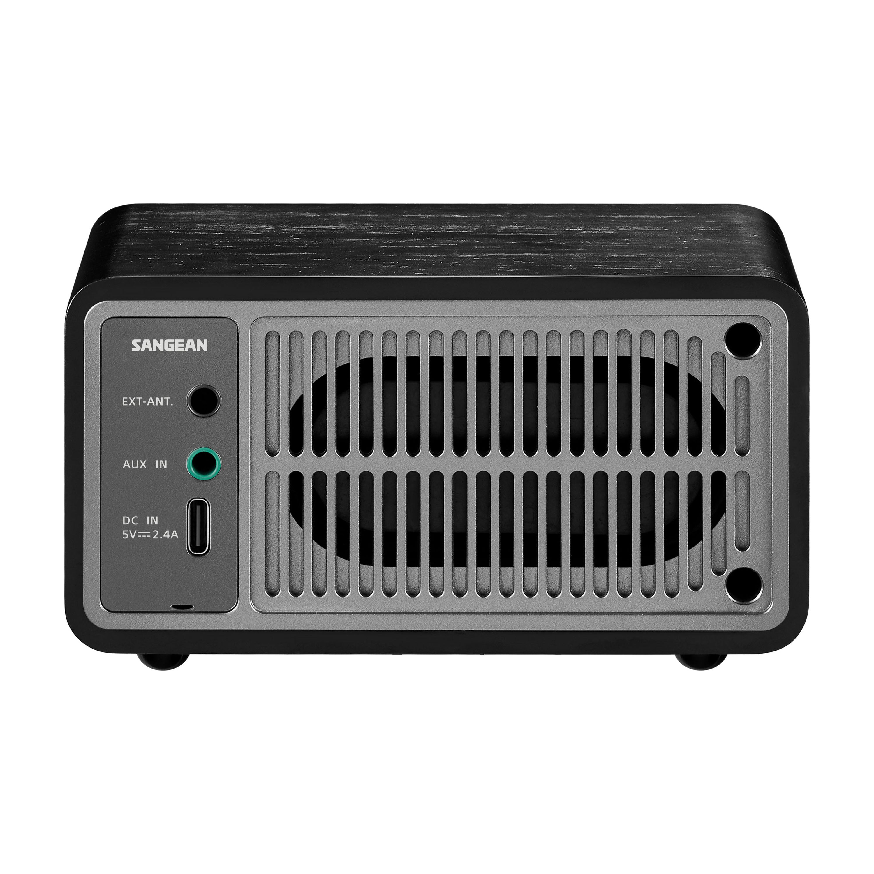 Ein schwarzes und silbernes Sangean-Radio. Es hat einen Lautsprecher, Anschlüsse und eine Holzmaserung.