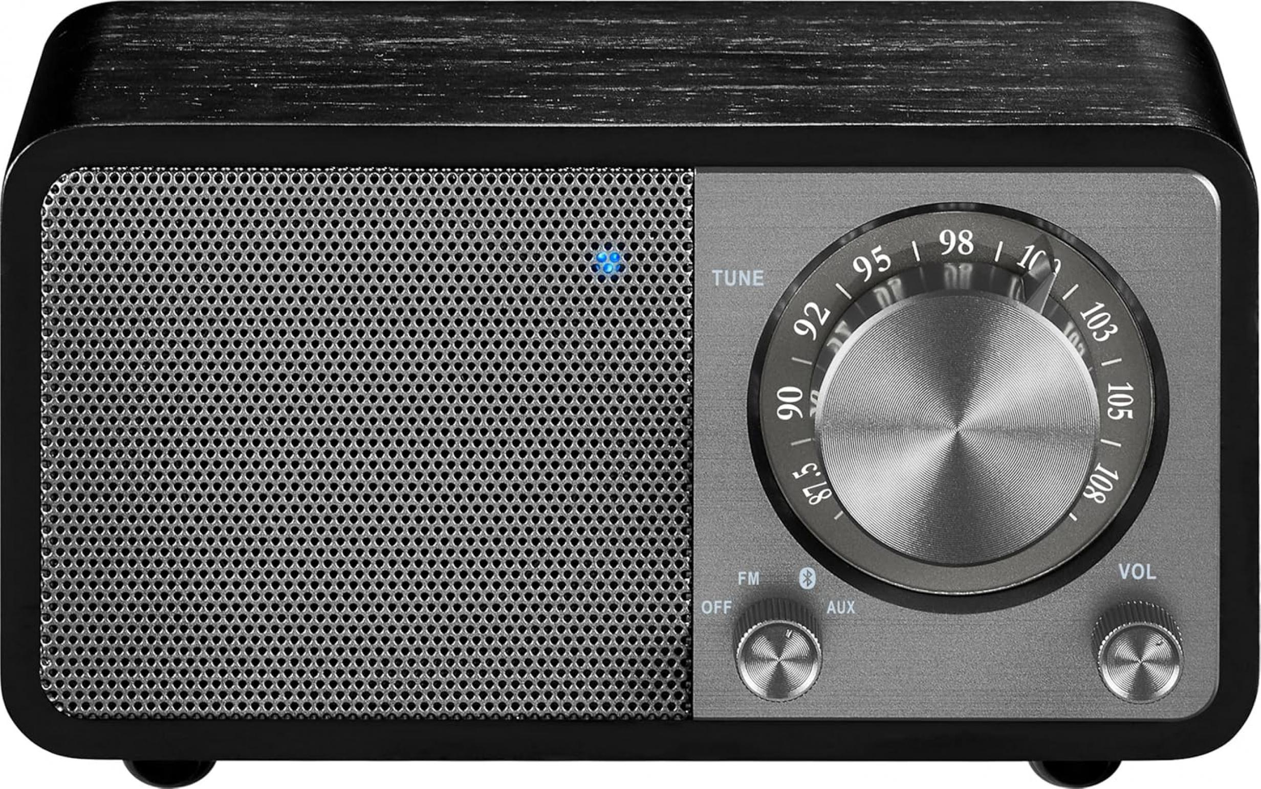Ein schwarz-silbernes Radio mit Lautsprecher, Abstimmrad, Lautstärkeregler und einem blauen Licht am Lautsprecher.