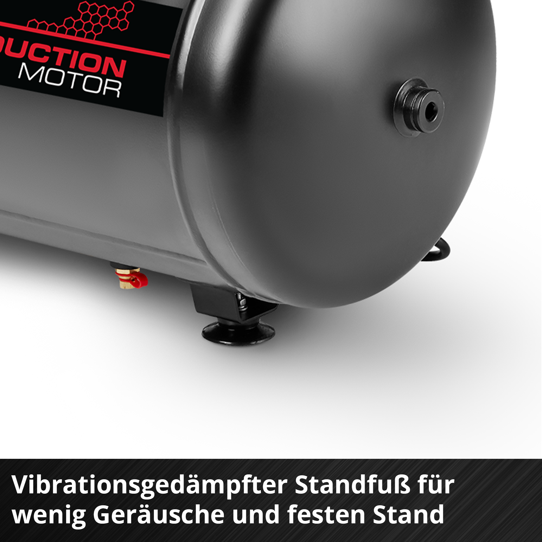 Nahaufnahme eines schwarzen Luftkompressors. Der Tank hat ein rot-weißes Logo. Der Kompressor hat schwingungsdämpfende Füße.