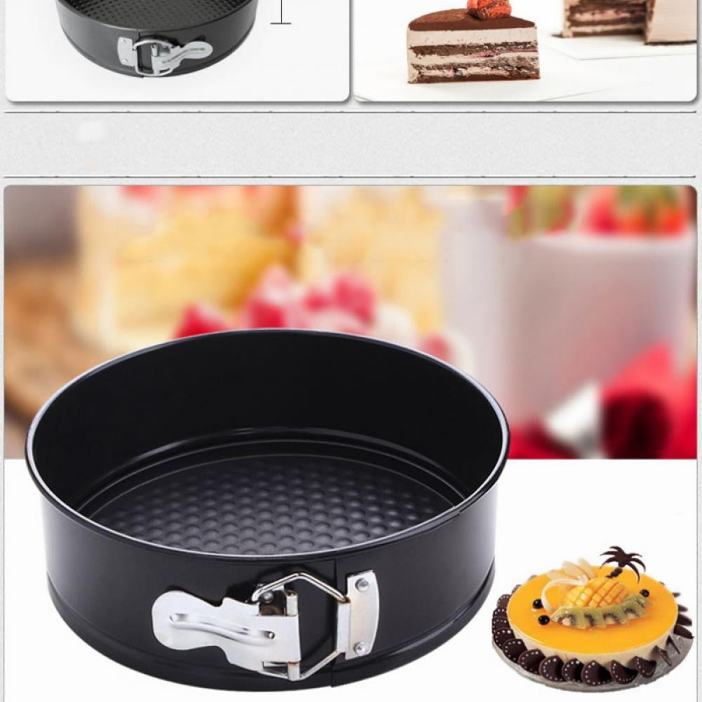 Schwarze Springform mit Verschluss und Kuchen. Im Hintergrund ein Kuchenstück und verschwommene Bilder von Lebensmitteln.