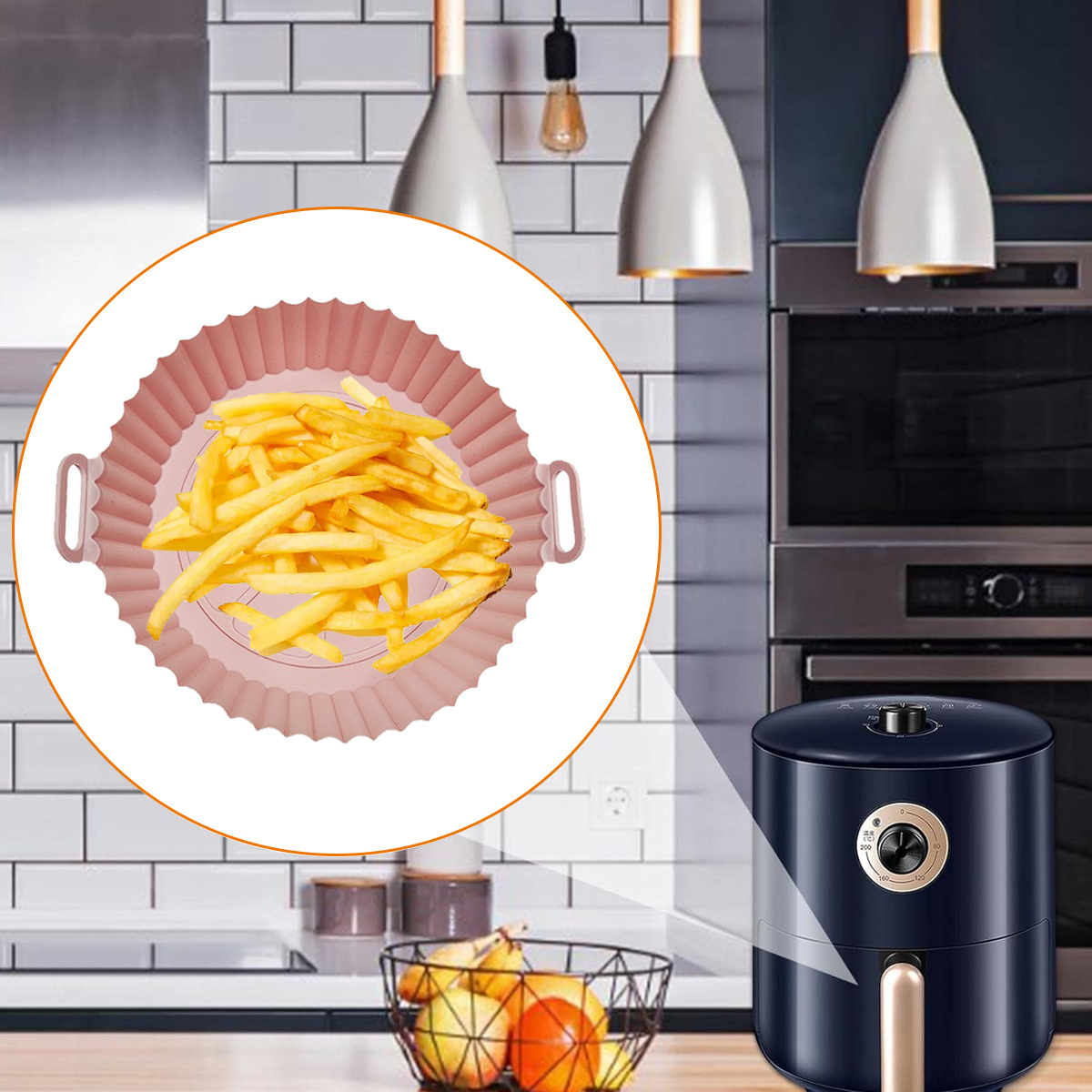 Eine Heißluftfritteuse mit einem Korb Pommes. Ein Obstkorb und Küchengeräte befinden sich im Hintergrund.