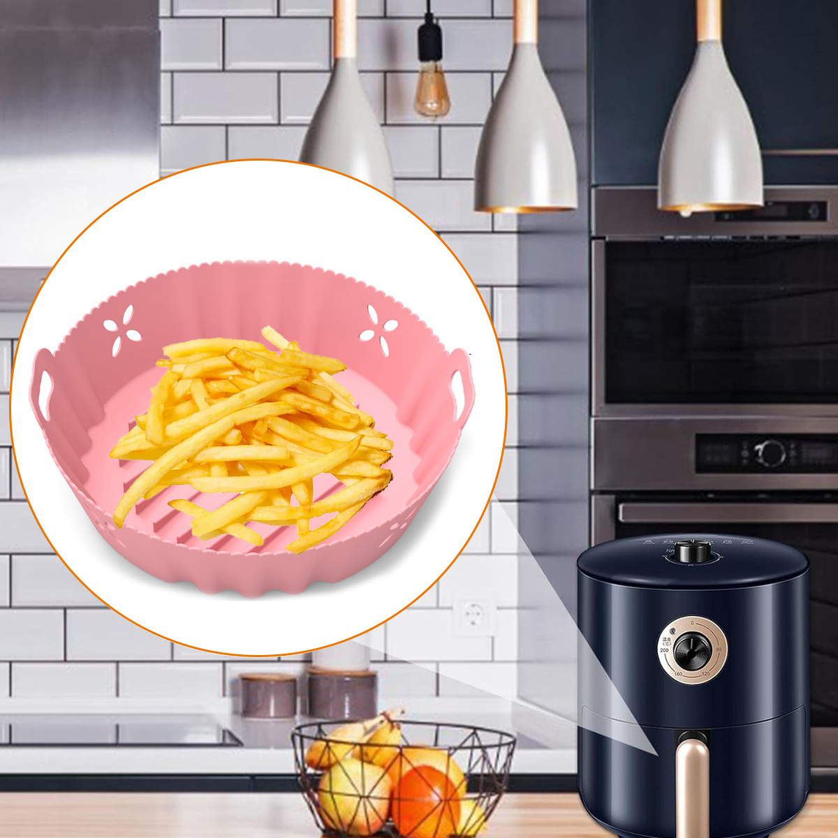 Rosa Korb mit Pommes Frites, Heißluftfritteuse, Obstkorb und Küchenumgebung mit Pendelleuchten und Ofen.