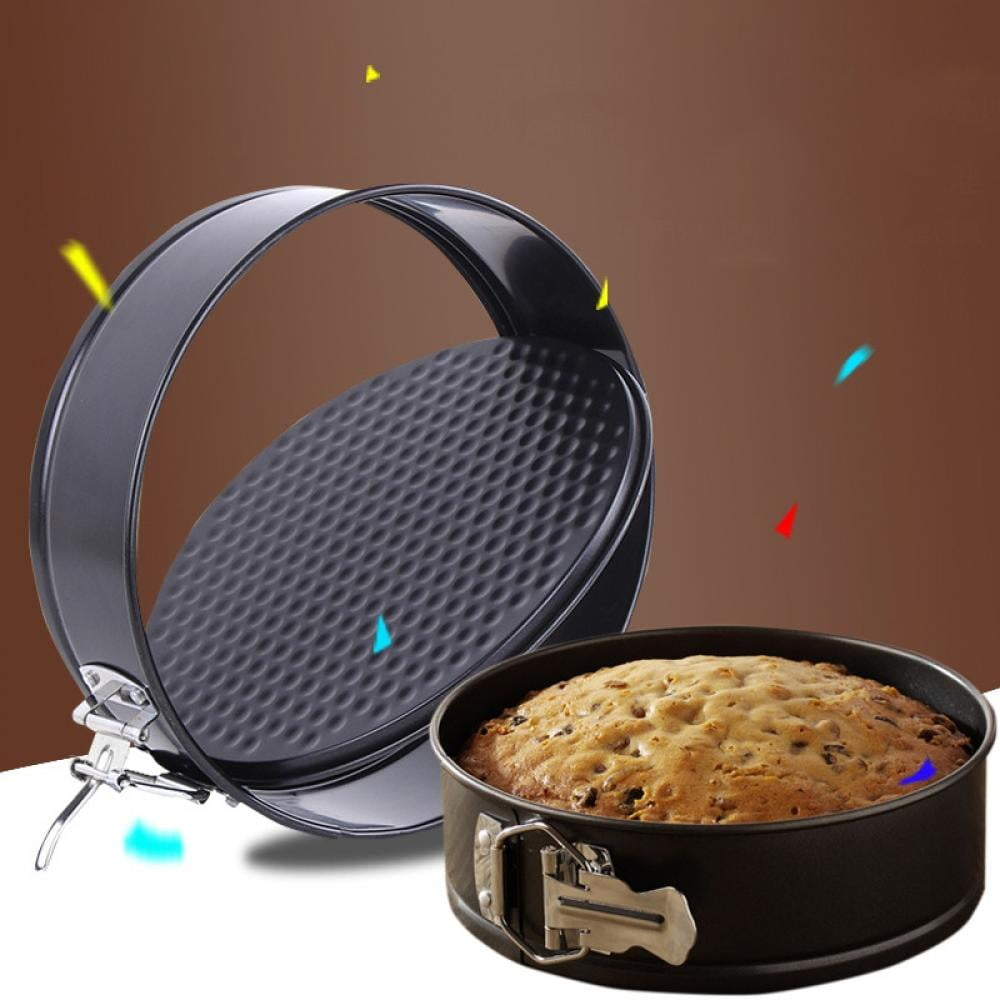 Zwei schwarze Springform-Kuchenformen, eine offen, eine mit Kuchen. Brauner Hintergrund mit bunten, konfettiartigen Formen.