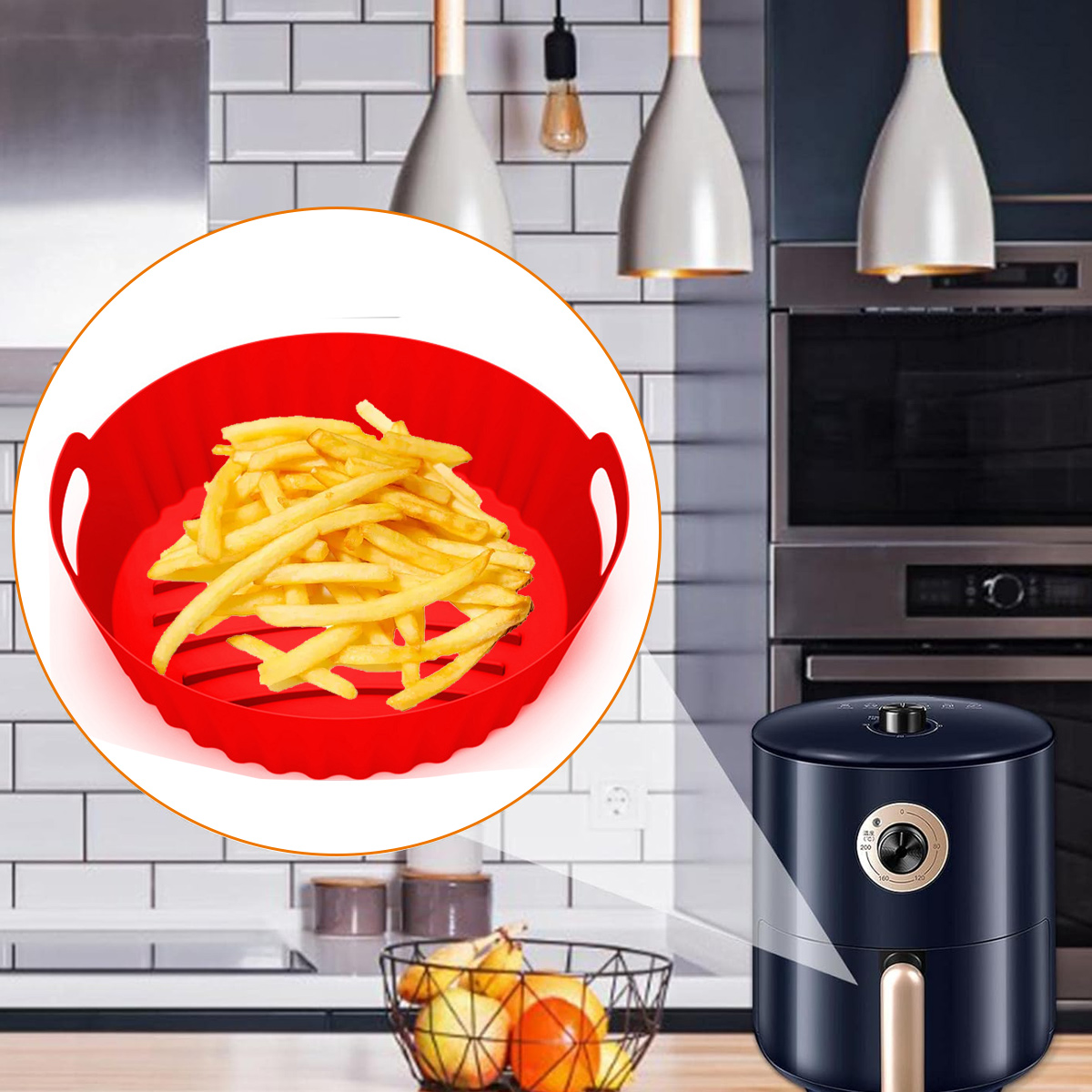 Ein roter Silikonkorb mit Pommes Frites. Rechts ein Airfryer. Hintergrund zeigt Küchengeräte, Lichter und einen Obstkorb.