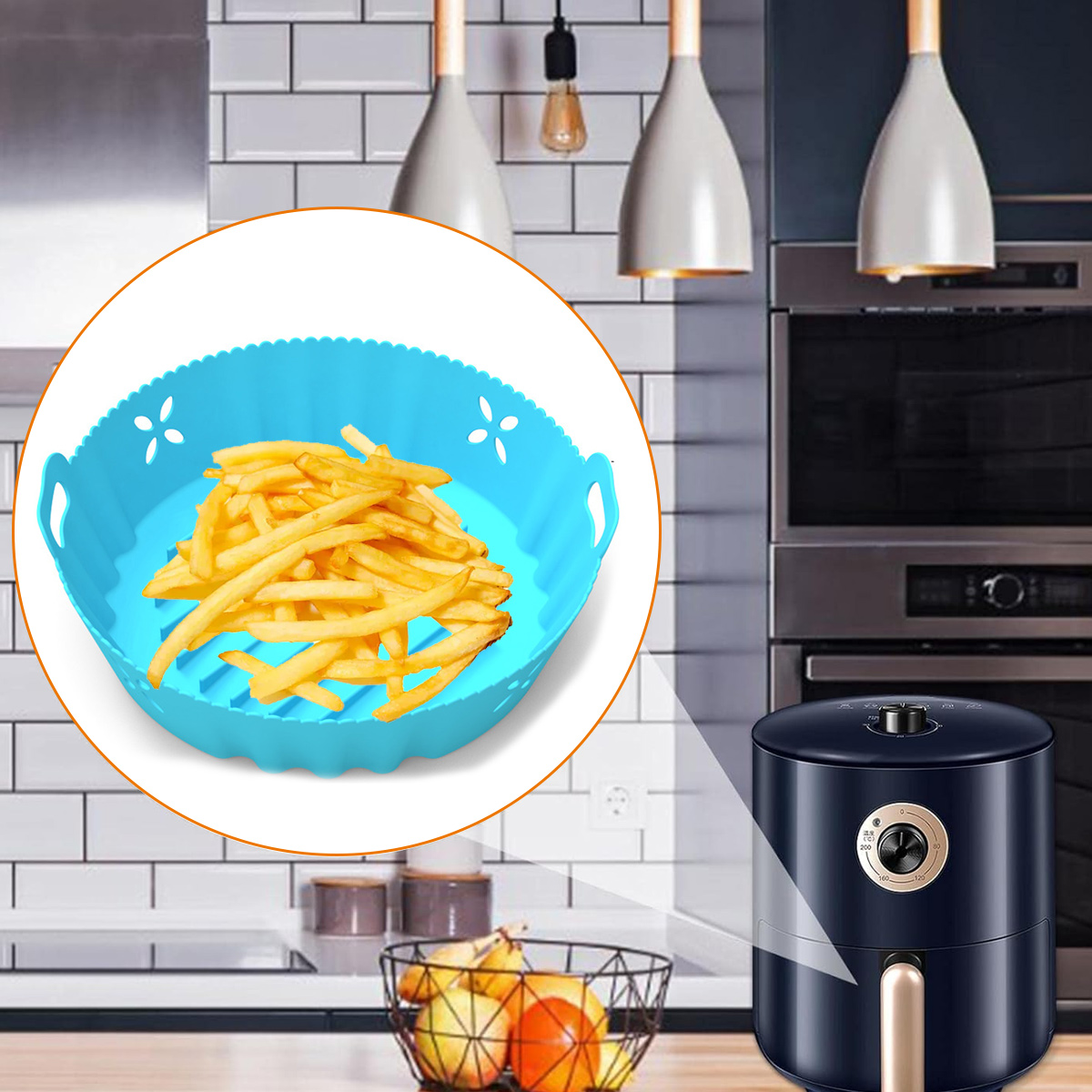 Ein blauer Silikonkorb mit Pommes Frites. Eine Heißluftfritteuse befindet sich an der Seite. Küche mit Lampen und einem Obstkorb im Vordergrund.