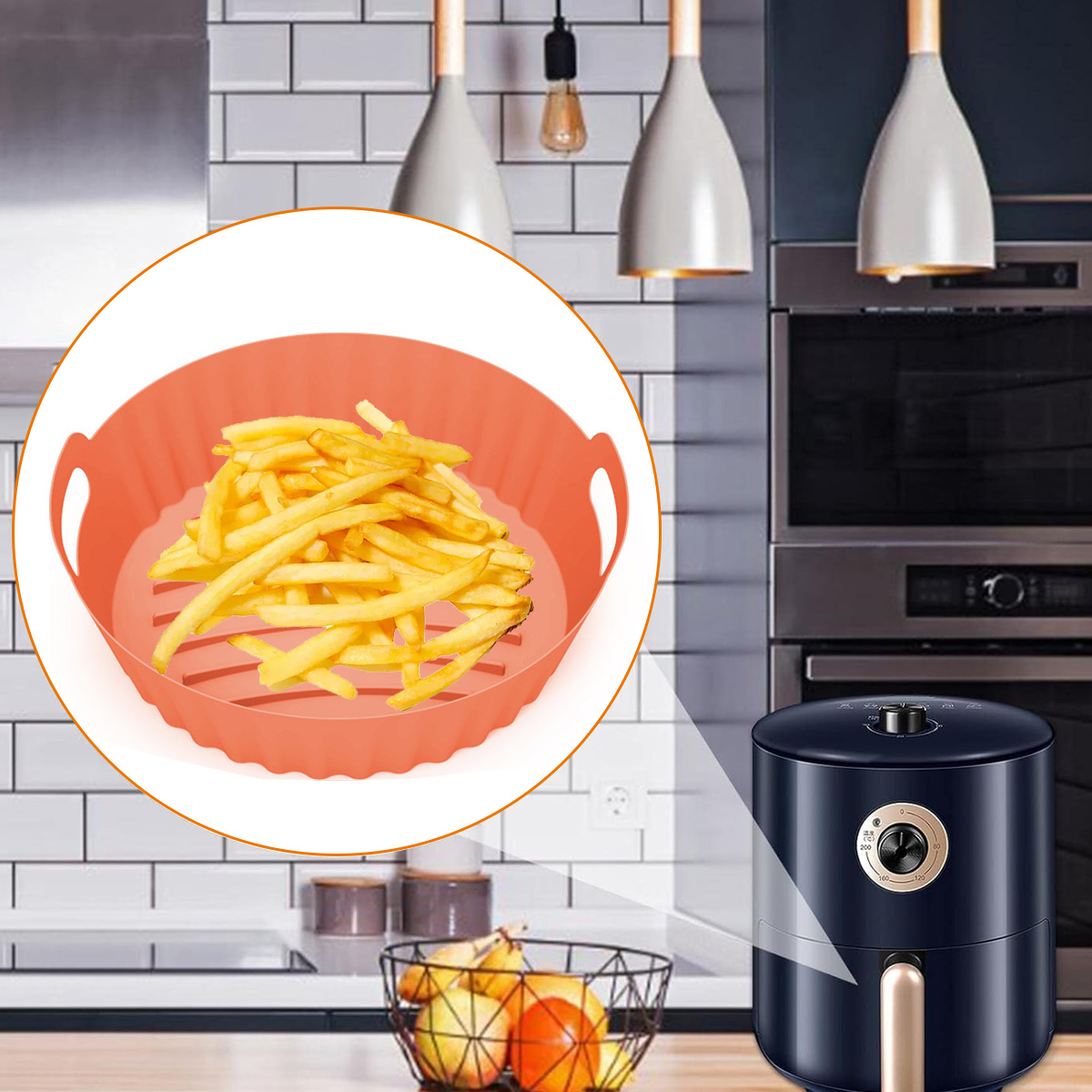 Eine Heißluftfritteuse mit Pommes Frites, ein Obstkorb und eine schwarze Heißluftfritteuse. Küchenhintergrund.
