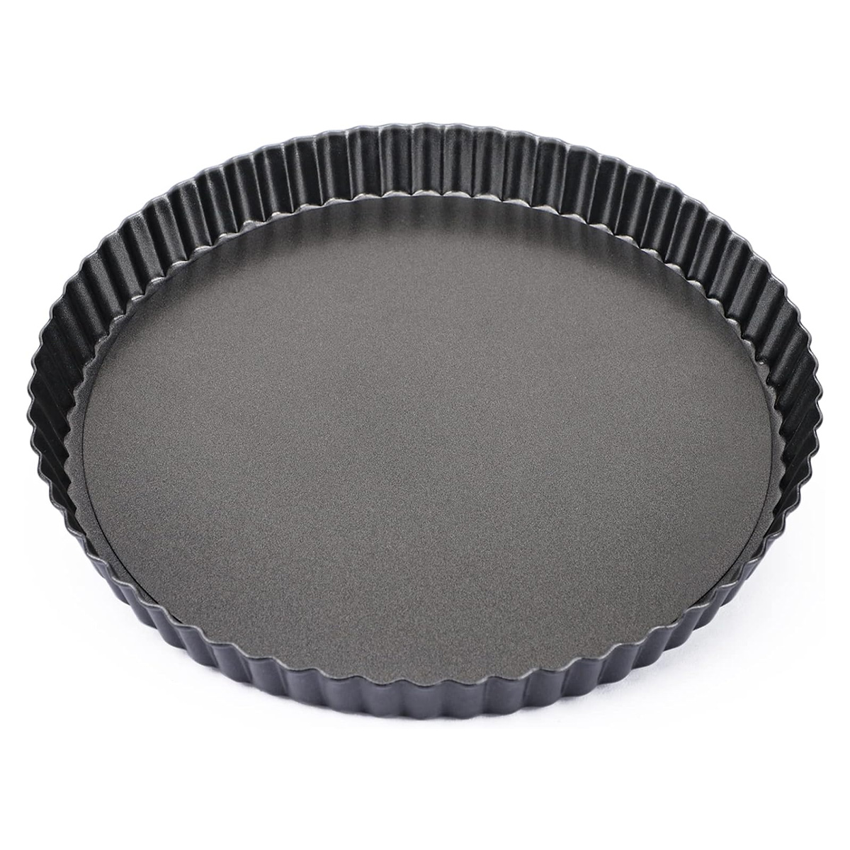 Eine runde, dunkelgraue Tarteform mit gewelltem Rand. Sie ist leer und steht auf weißem Hintergrund.