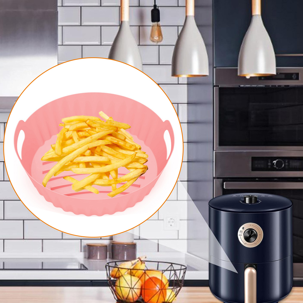 Ein rosa Fritteusenkorb mit Pommes. Rechts ist eine Heißluftfritteuse, darunter ein Obstkorb. Deckenleuchten.