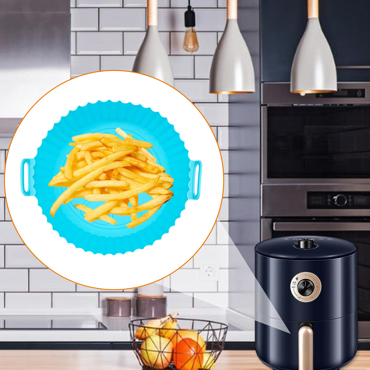 Pommes Frites in einem blauen Silikonbehälter, Fritteuse, Obstkorb und Küchenumgebung mit Lichtern.