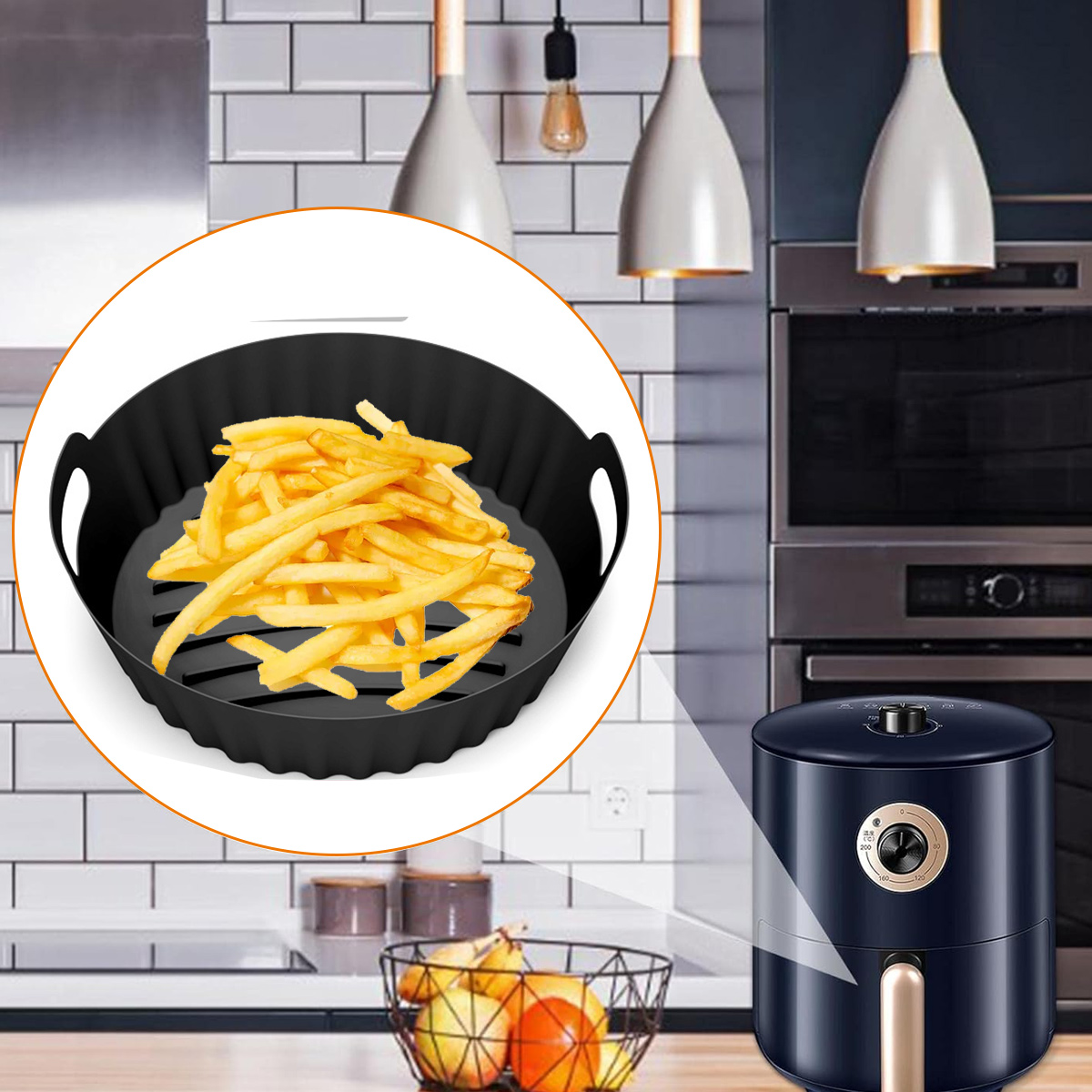 Gezeigt wird ein Airfryer mit einem Korb mit Pommes Frites. Rechts ist ein schwarzer Airfryer und darunter ein Obstkorb.