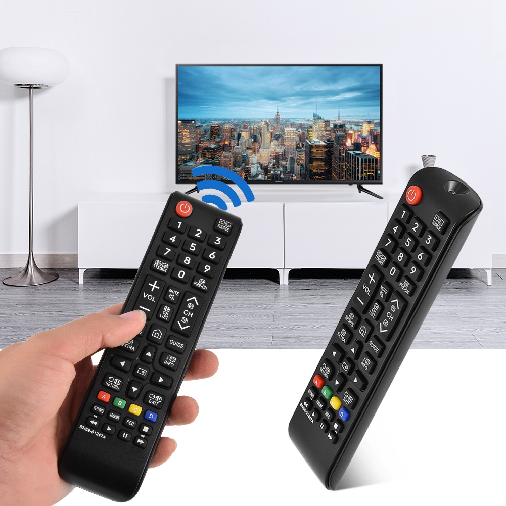 Zwei schwarze TV-Fernbedienungen, eine wird von einer Hand gehalten. Im Hintergrund ein Fernseher mit Stadtansicht. Funk-Symbole.