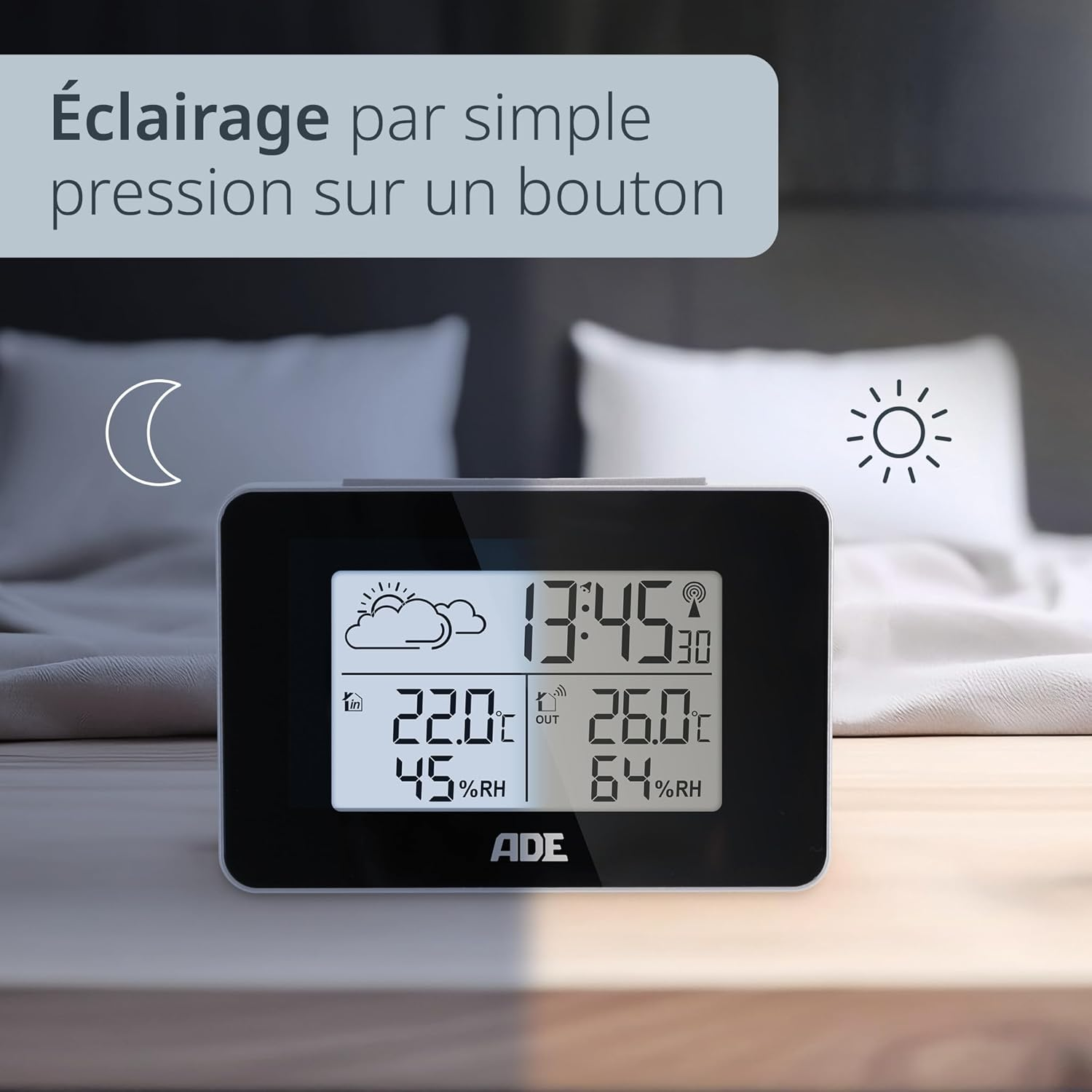 Eine Digitaluhr mit Zeit- und Wetterinformationen. Sie zeigt Temperatur, Luftfeuchtigkeit und Uhrzeit an. Im Hintergrund ist ein Bett und ein Text zu sehen.