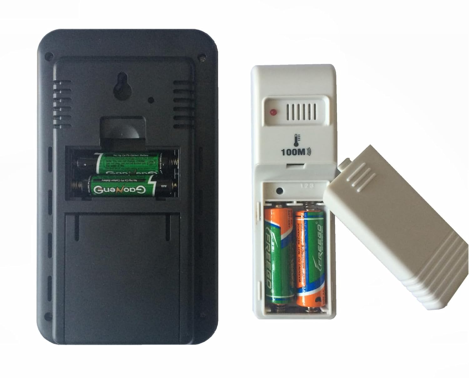Zwei elektronische Geräte, eines schwarz, eines weiß, mit offenen Batteriefächern. Batterien sind sichtbar. Das weiße hat eine offene Abdeckung.