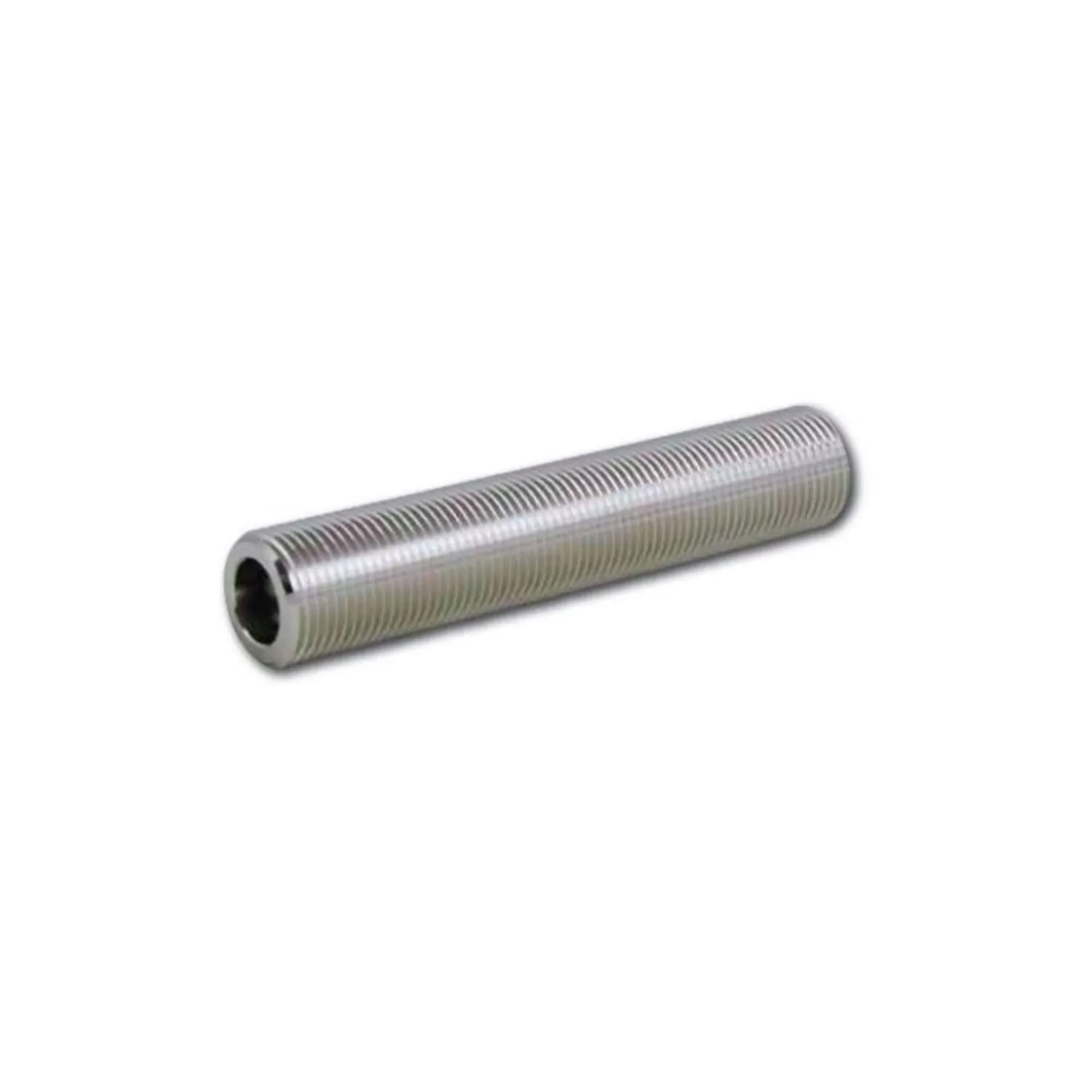Een metalen staaf met buitendraad ligt horizontaal op een witte achtergrond. Het heeft een gat aan één uiteinde.
