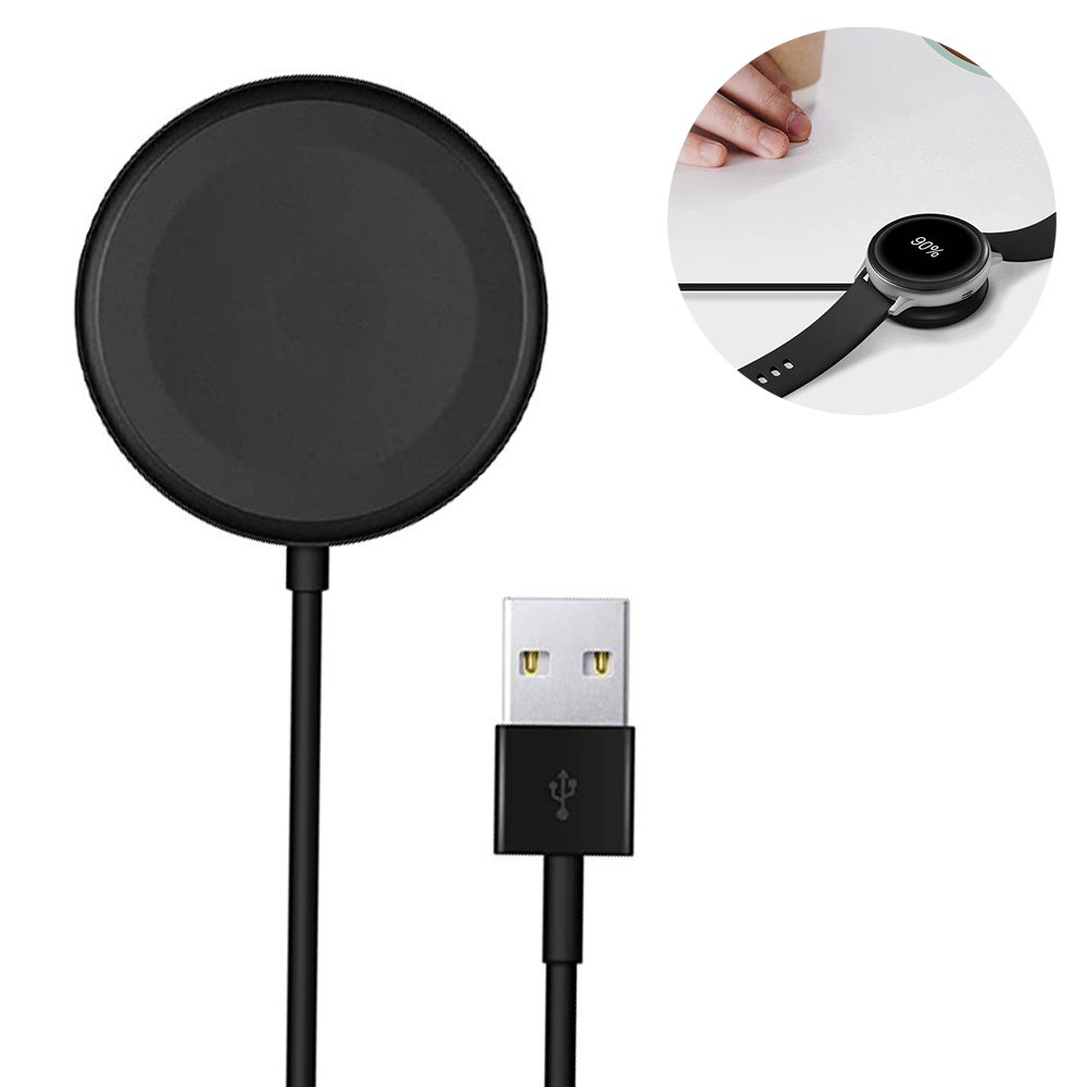 Schwarzes kreisförmiges Ladegerät und USB-Kabel. Eine Smartwatch liegt auf dem Ladegerät und zeigt 90% Akku. Hand im Hintergrund.