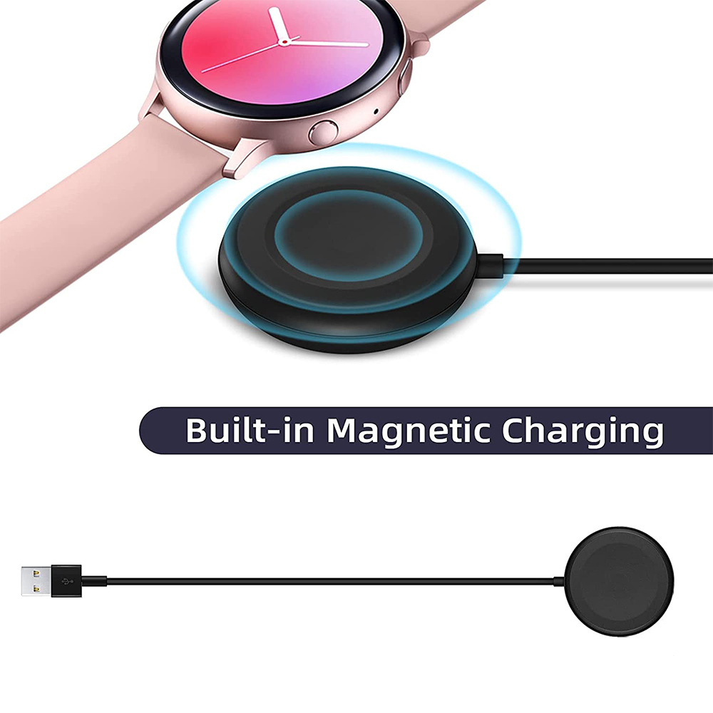 Eine roségoldene Smartwatch mit pinkfarbenem Armband, ein schwarzes Ladepad und ein USB-Kabel. Der Text lautet "Built-in Magnetic Charging".