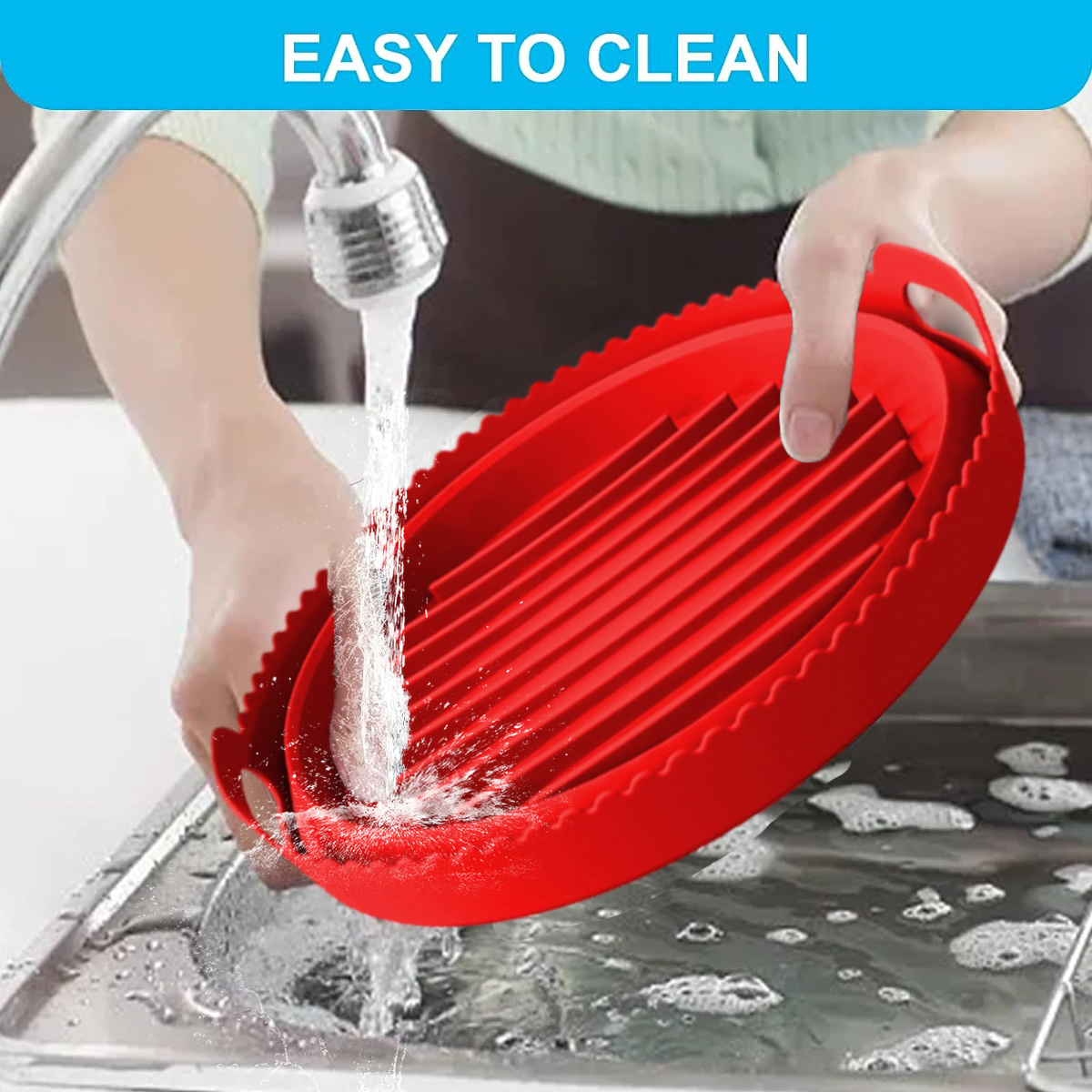 Ein rotes, ovales Küchenutensil wird unter fließendem Wasser aus einem Wasserhahn gewaschen. Der Text 'EASY TO CLEAN' steht oben.