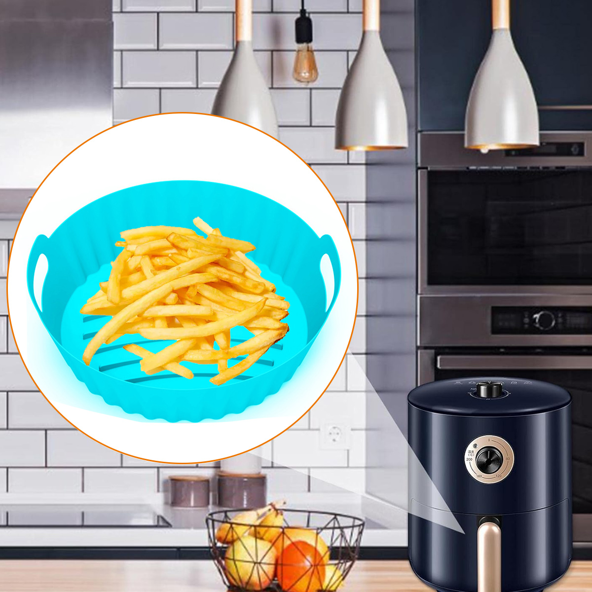Nahaufnahme eines blauen Silikon-Frittierkorbs mit Pommes Frites. Daneben steht eine Heißluftfritteuse. Küchenhintergrund.
