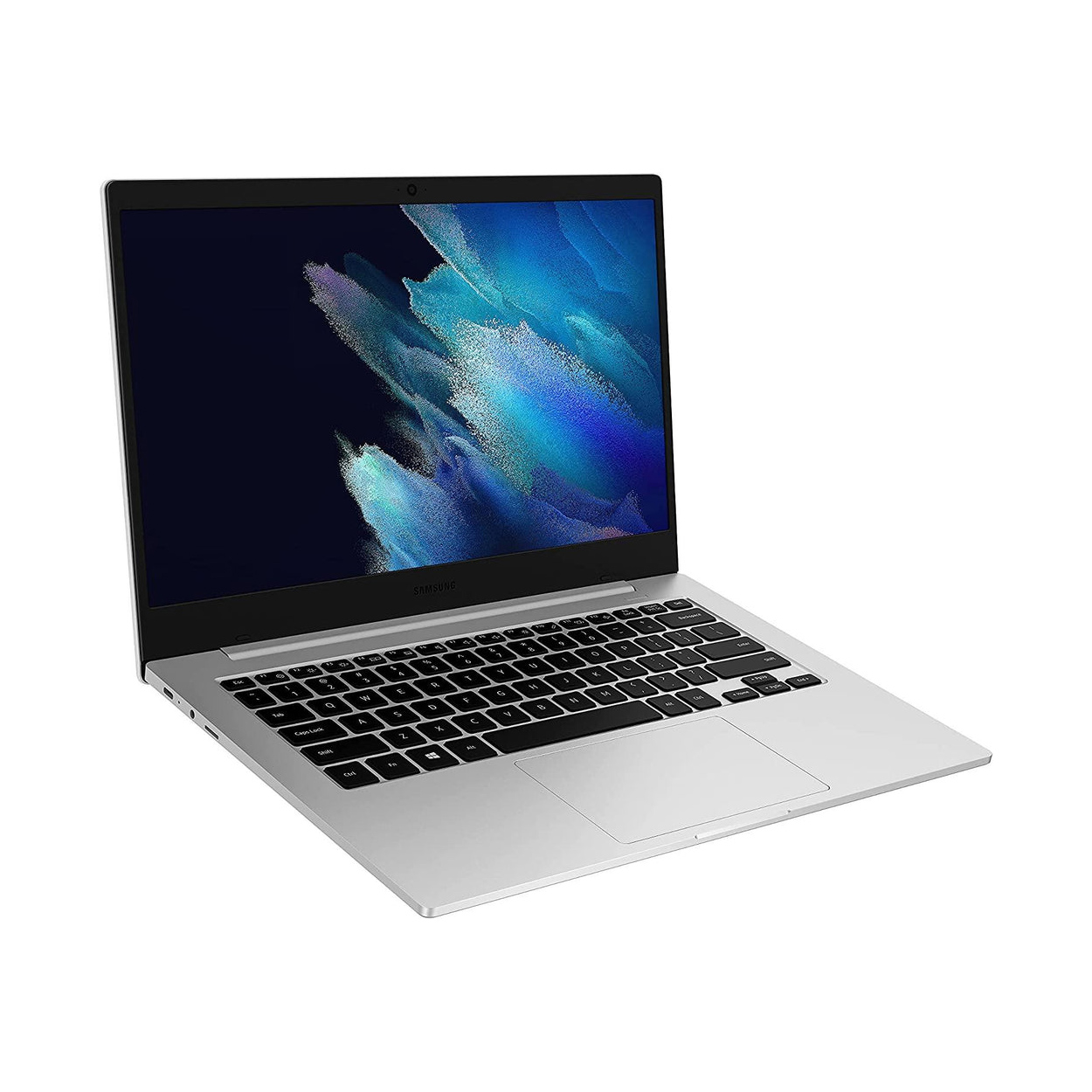 Silberner Samsung-Laptop auf weißem Hintergrund. Der Bildschirm zeigt ein blau-weißes abstraktes Design. Tastatur sichtbar. Geöffnet.