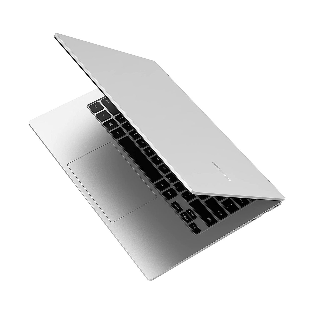 Ein silberner Laptop ist auf weißem Hintergrund geöffnet. Die Tastatur ist sichtbar, mit Tasten wie Strg, Umschalttaste und Eingabetaste, die Marke ist Samsung.