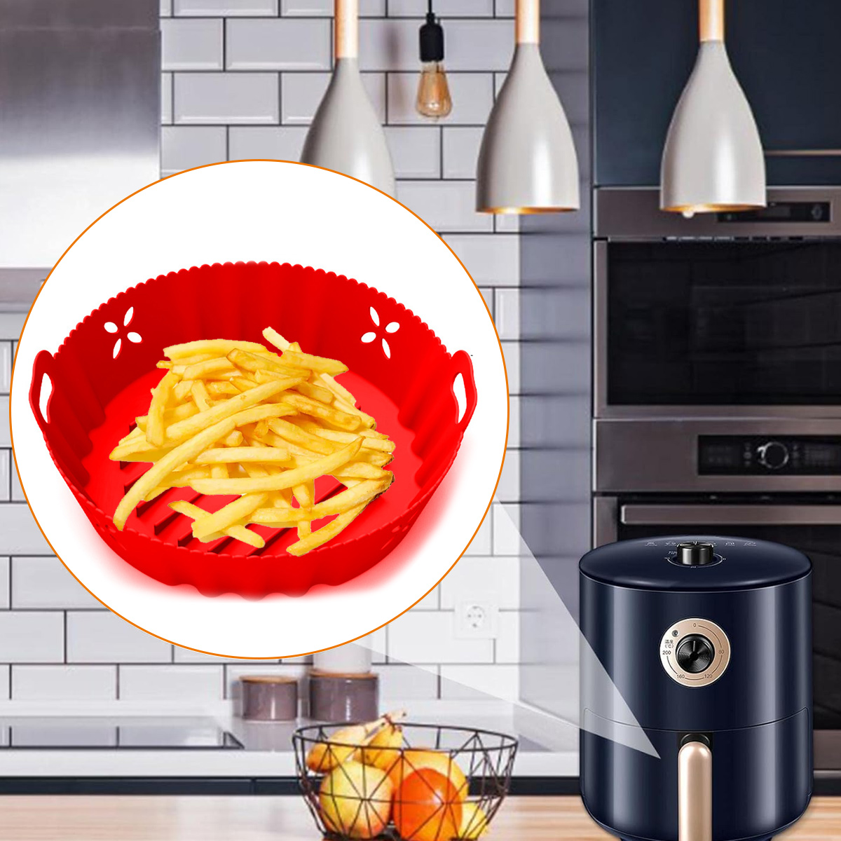 Ein roter Korb mit Pommes Frites, eine Heißluftfritteuse und ein Obstkorb stehen auf der Küchentheke. Lampen hängen darüber.