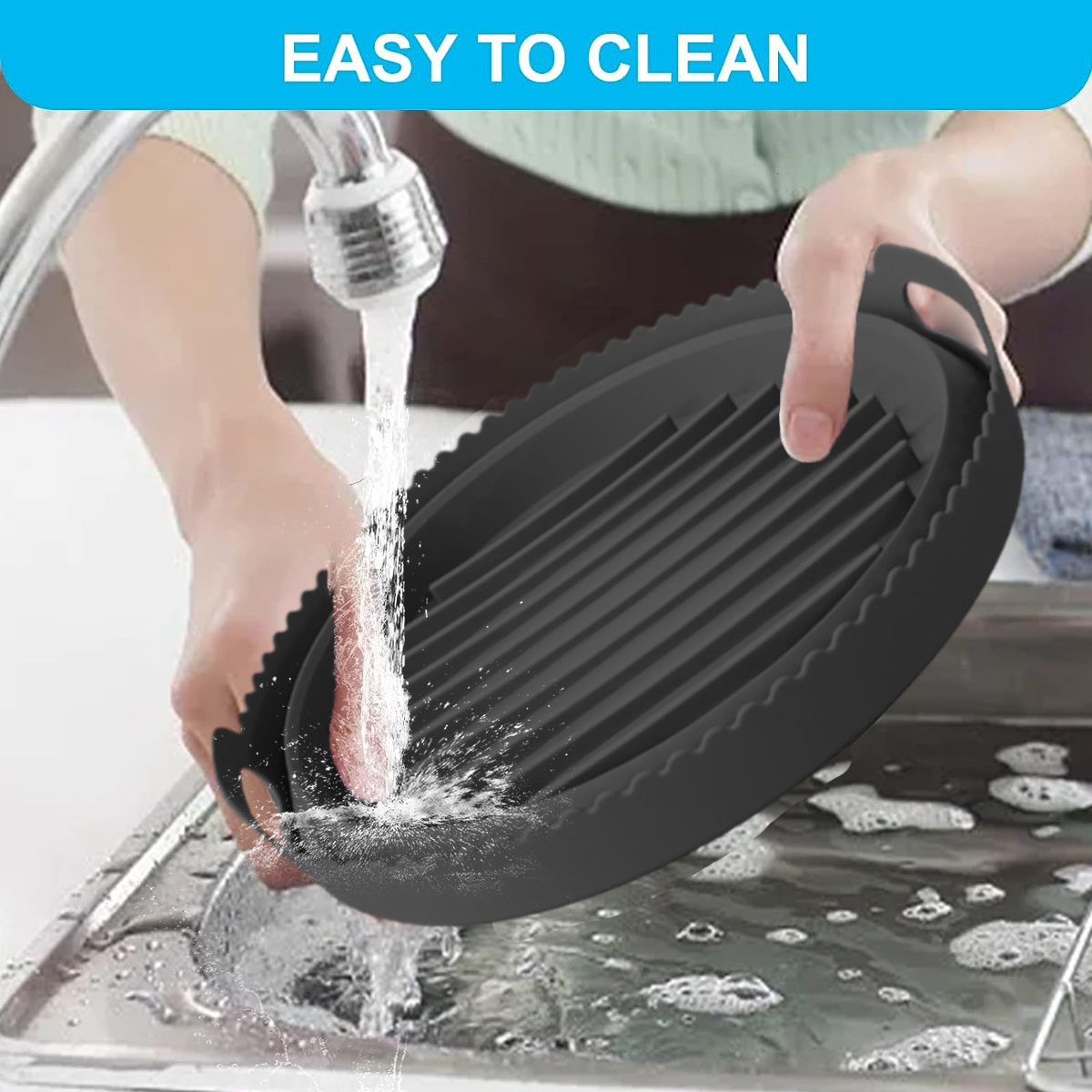 Eine Person wäscht ein schwarzes, geriffeltes, ovales Küchenutensil unter fließendem Wasser in einem Waschbecken. Der Text "EASY TO CLEAN" steht oben.