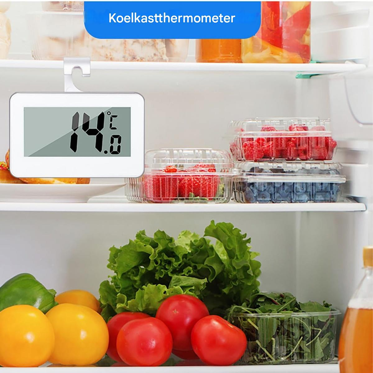 Ein Kühlschrankinnenraum mit Thermometer, das 14,0 Grad anzeigt. Beeren, Tomaten, Salat und Paprika sind sichtbar.