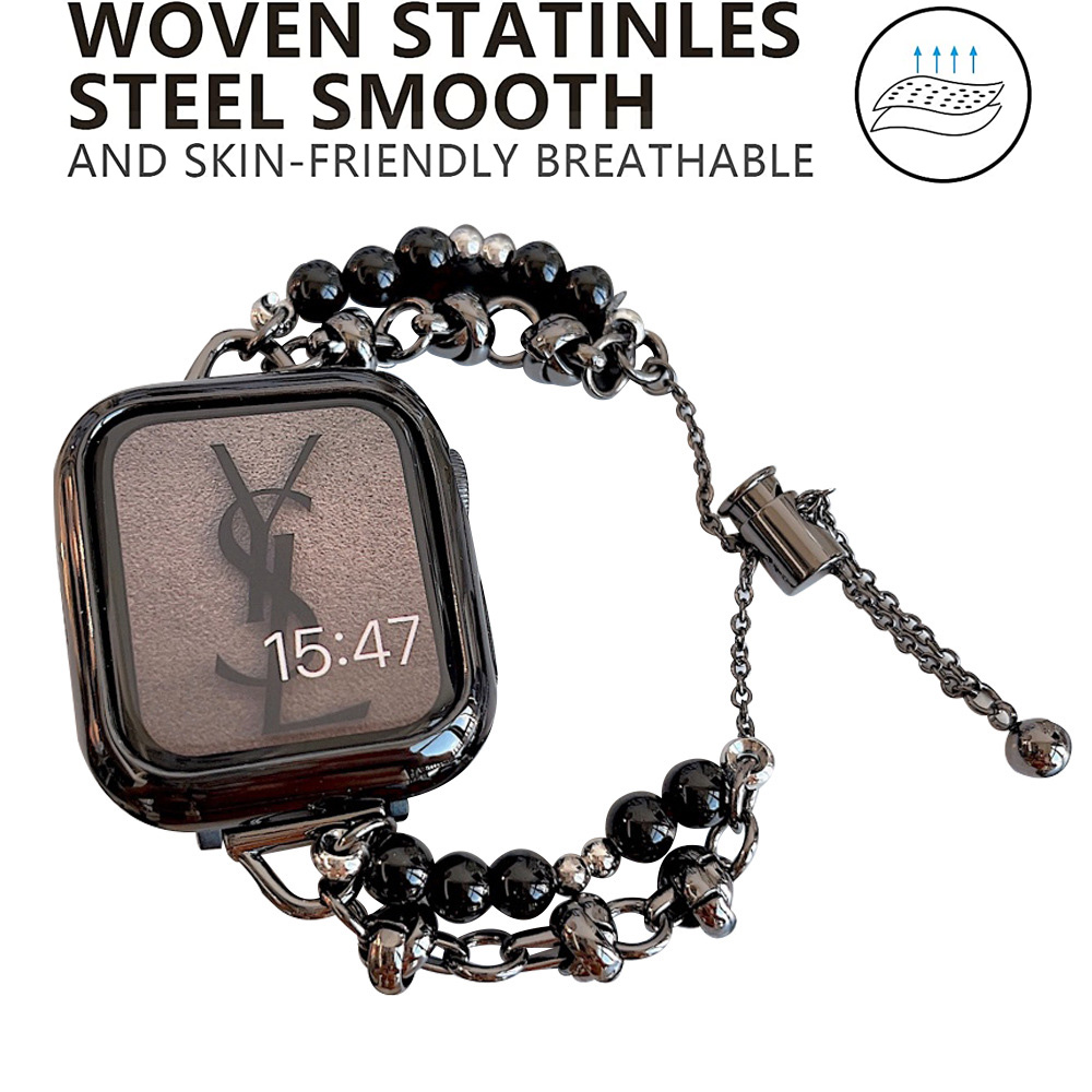 Schwarze Uhr mit YSL-Logo auf dem Bildschirm, umgeben von einem Perlenarmband. Die Uhrzeit ist 15:47. Oben steht 'WOVEN...'.