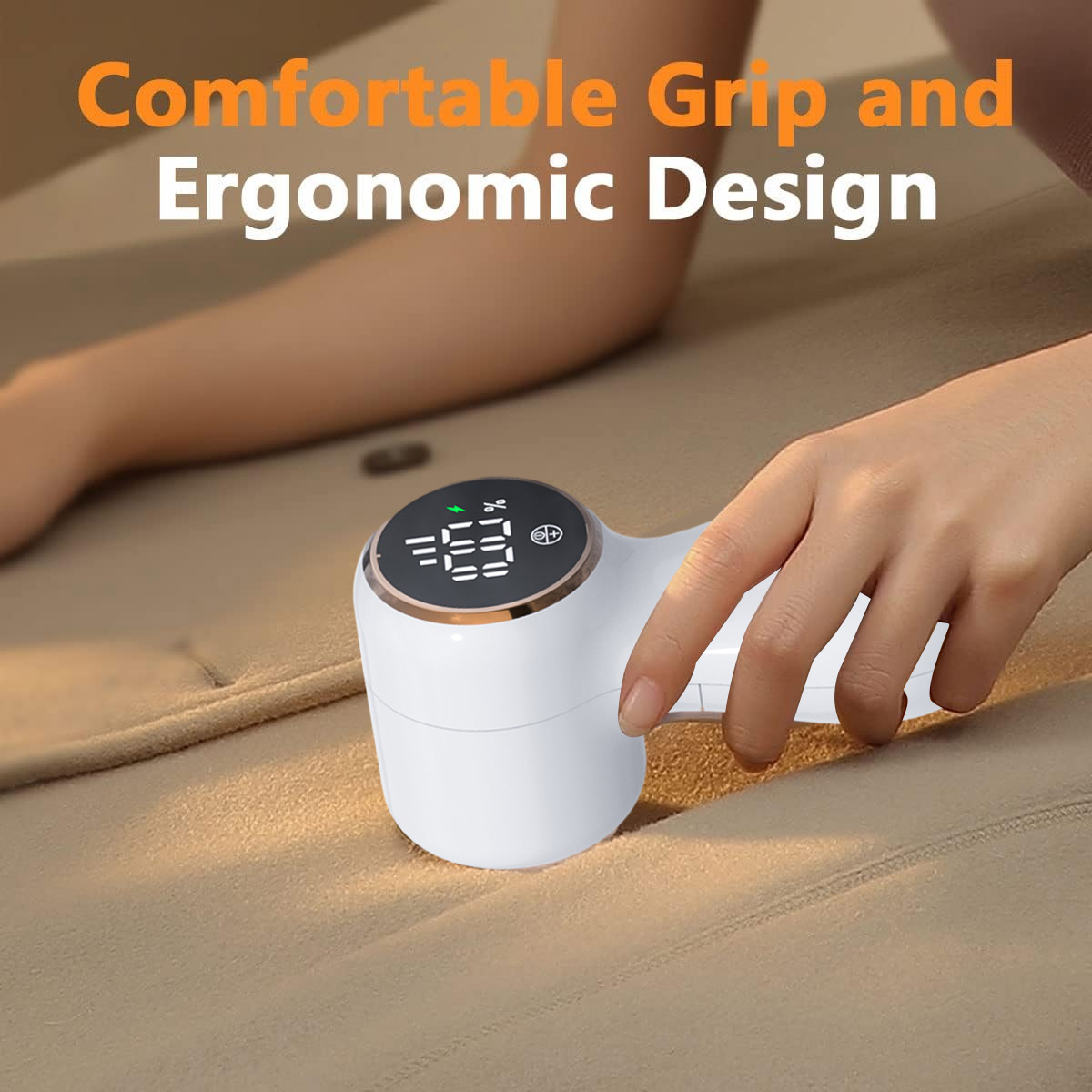 Eine Hand hält einen weißen Fusselentferner mit Digitalanzeige auf beigem Stoff. Text: 'Bequemer Griff und ergonomisches Design'.