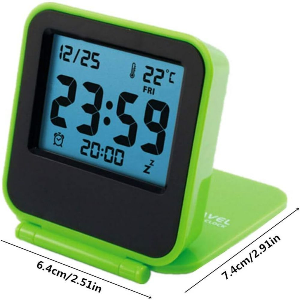 Eine grüne digitale Reiseuhr zeigt 23:59 an. Sie zeigt das Datum 12/25 und die Temperatur 22°C an. Die Uhr ist geöffnet und einsatzbereit.