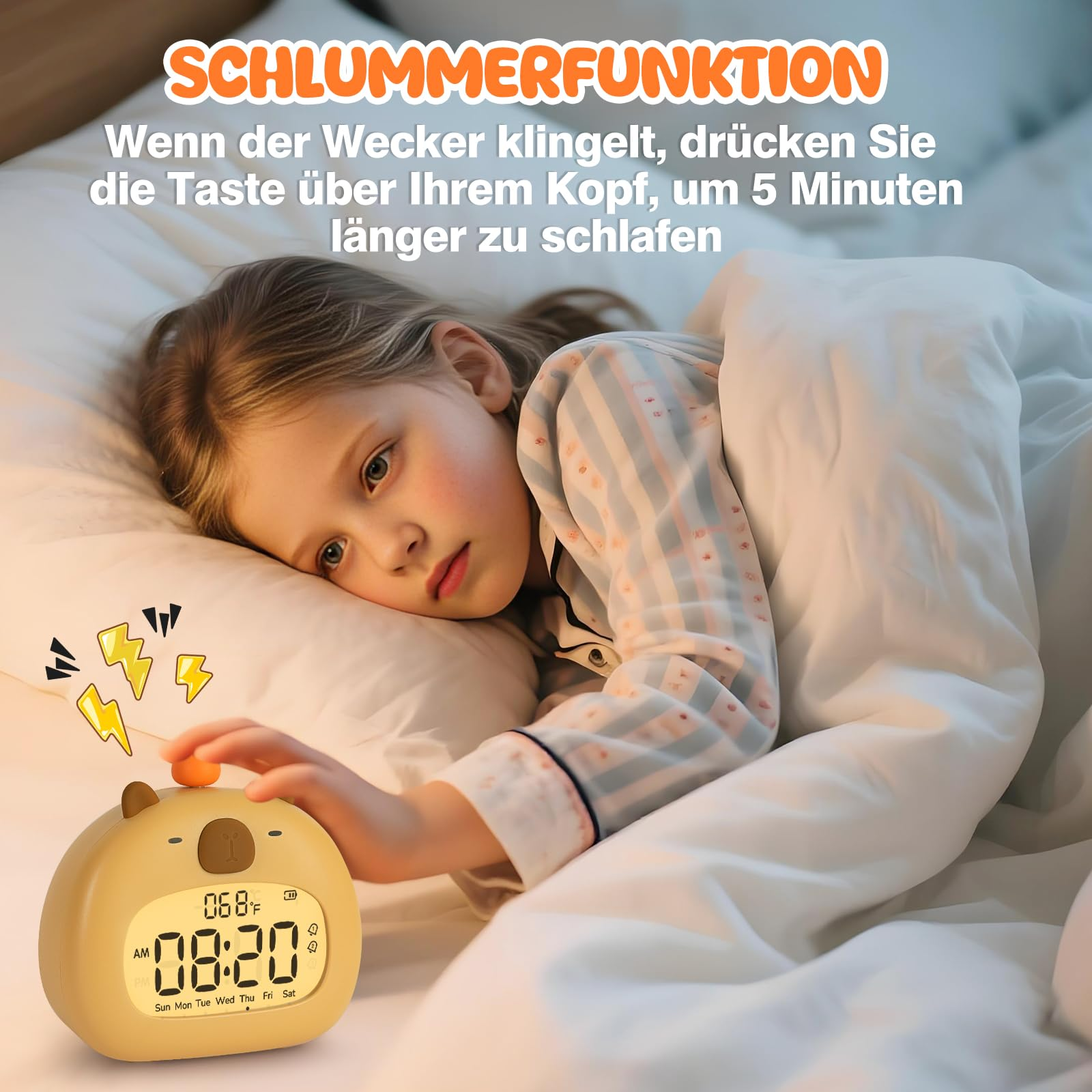 Ein Mädchen im Bett greift nach einem bärenförmigen Wecker. Text zeigt Schlummerfunktion.
