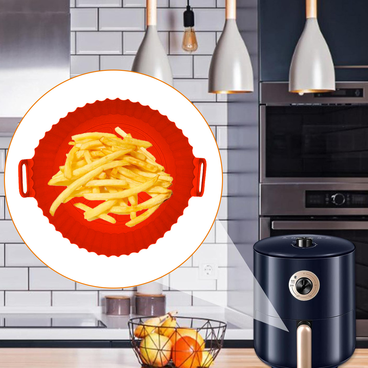 Roter Tablett mit Pommes Frites und eine Heißluftfritteuse. Hintergrund: Lampen, Ofen, Obstkorb.