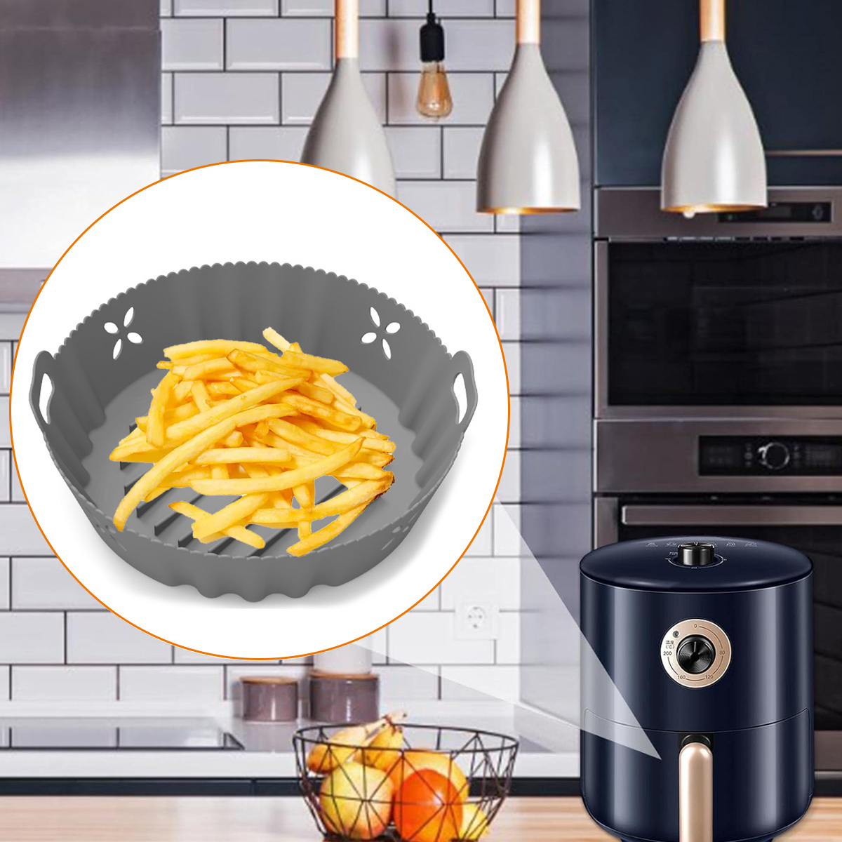 Ein grauer Airfryer-Korb mit goldenen Pommes Frites und ein schwarzer Airfryer. Küchenhintergrund mit Lichtern.