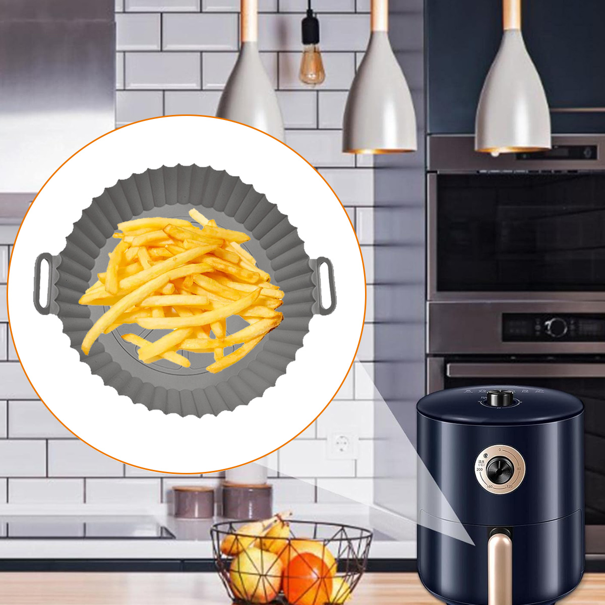 Goldgelbe Pommes in einer grauen Schale. Heißluftfritteuse rechts, Obstkorb unten. Küchenumgebung mit weißen Fliesen und Lichtern.