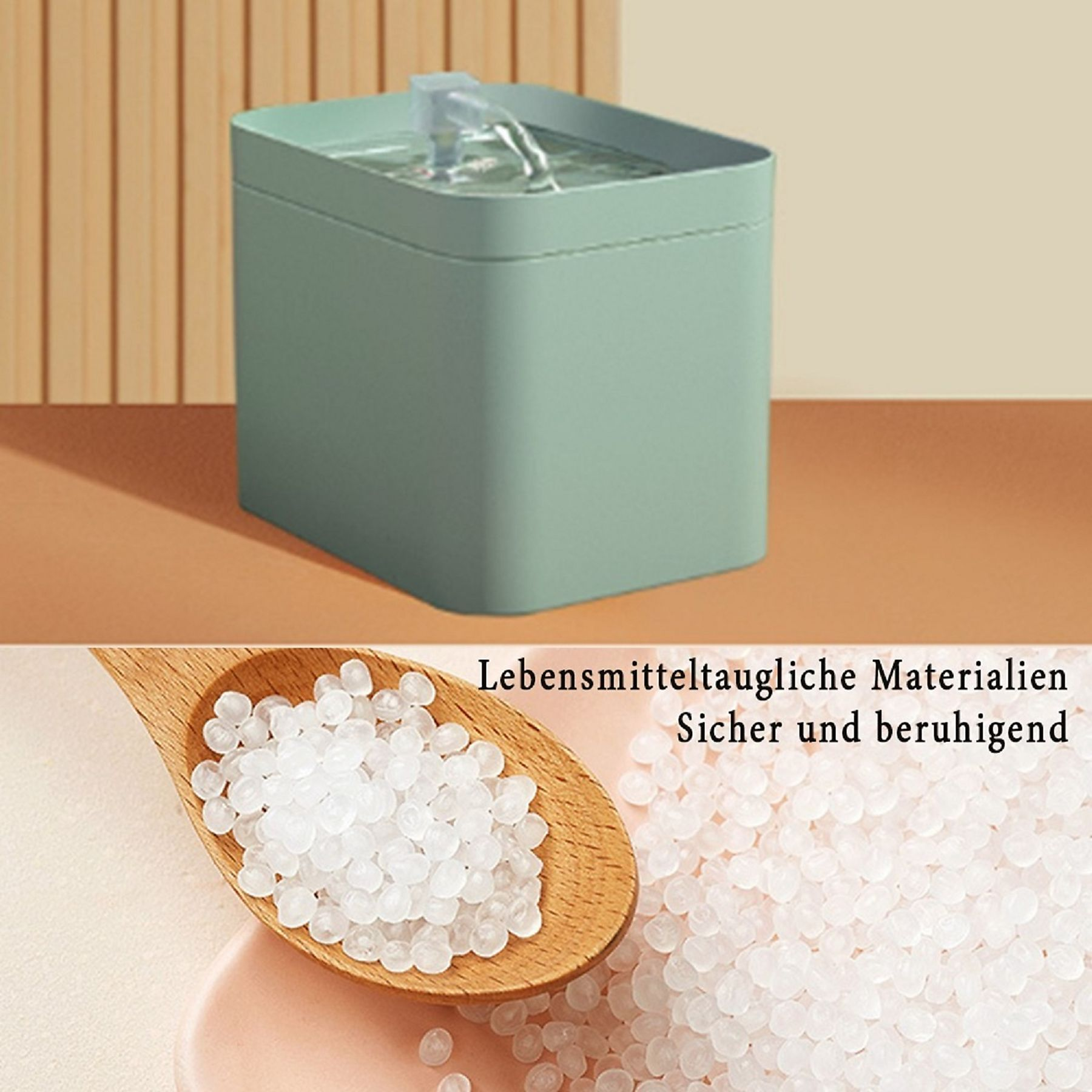 Ein grüner Haustierbrunnen mit fließendem Wasser. Darunter hält ein Holzlöffel weiße Perlen neben einem Haufen ähnlicher Perlen.