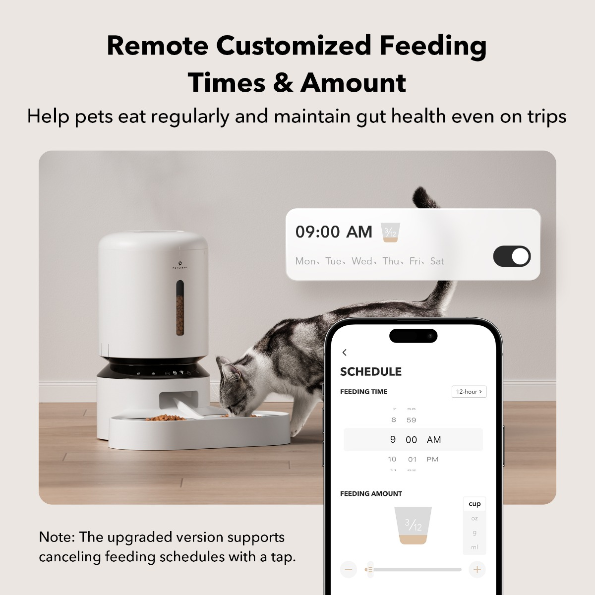 Ein weißer Haustierfutterautomat mit einer Katze, die daraus frisst, gesteuert über eine Handy-App mit Zeitplan. Die Zeit ist auf 9:00 Uhr eingestellt.