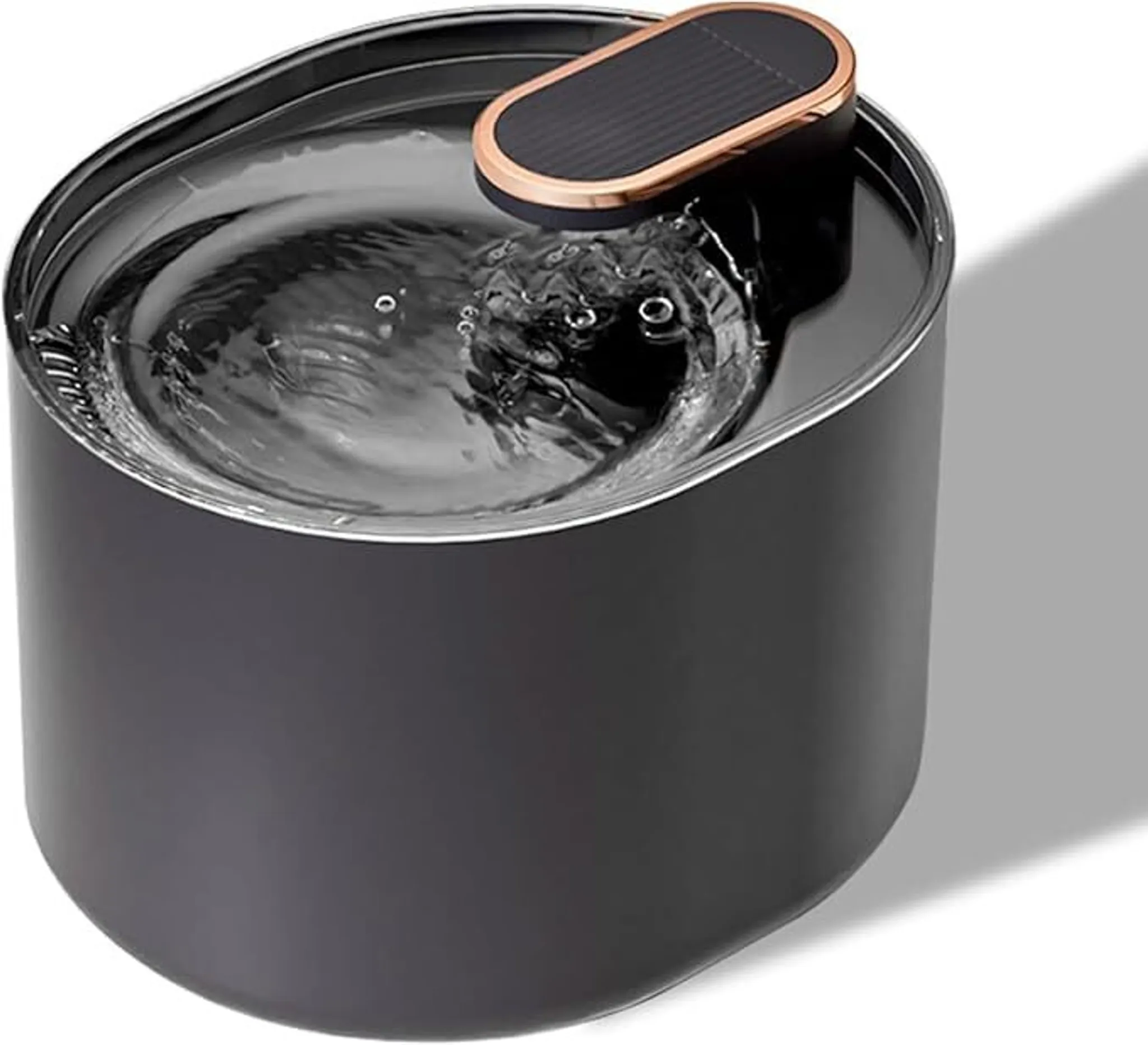 Ein dunkelgrauer Haustier-Trinkbrunnen mit fließendem Wasser. Er hat einen schwarzen Deckel mit goldenen Zierleisten und einen schwarzen Sockel.