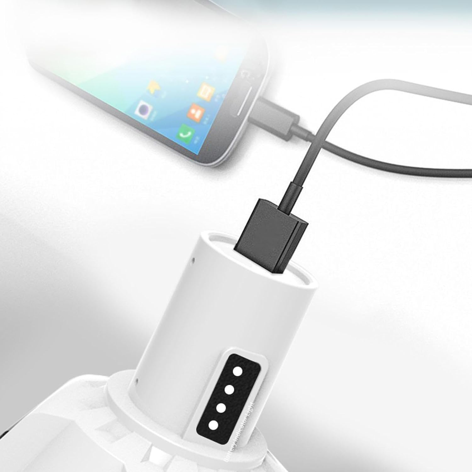 Ein Smartphone wird mit einem schwarzen Kabel geladen. Das Ladegerät ist weiß mit einer schwarzen Anzeige.