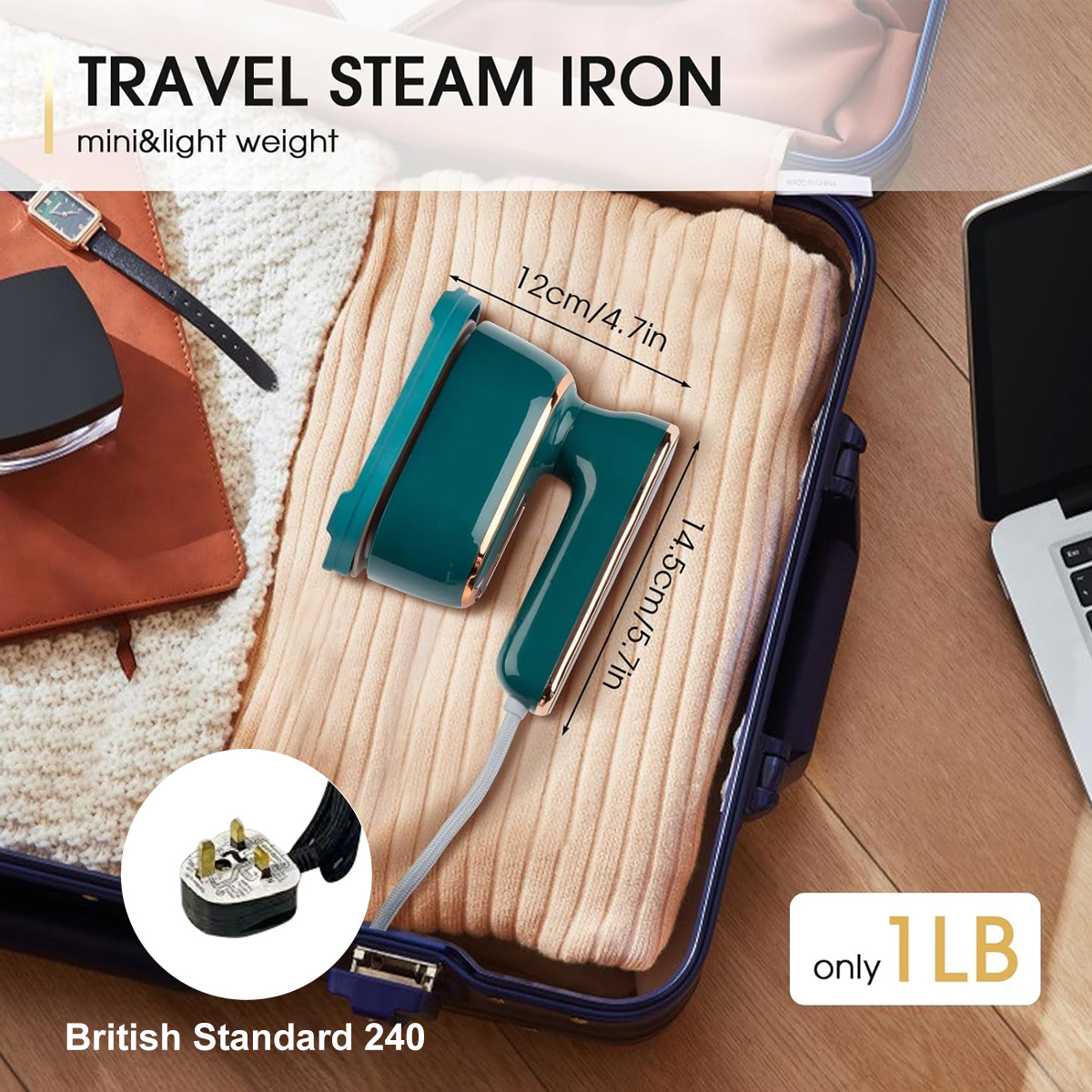 Ein Reise-Dampfbügeleisen in einem Koffer. Das Bügeleisen ist teal und goldfarben, mit angegebenen Abmessungen. Ein Stecker und Laptop.