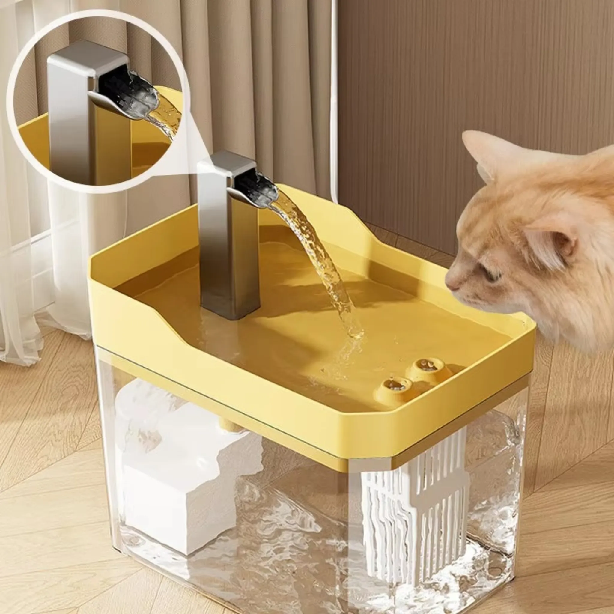 Eine Katze betrachtet einen gelben und transparenten Katzenwasserbrunnen. Wasser fließt aus einem metallischen Ausguss.