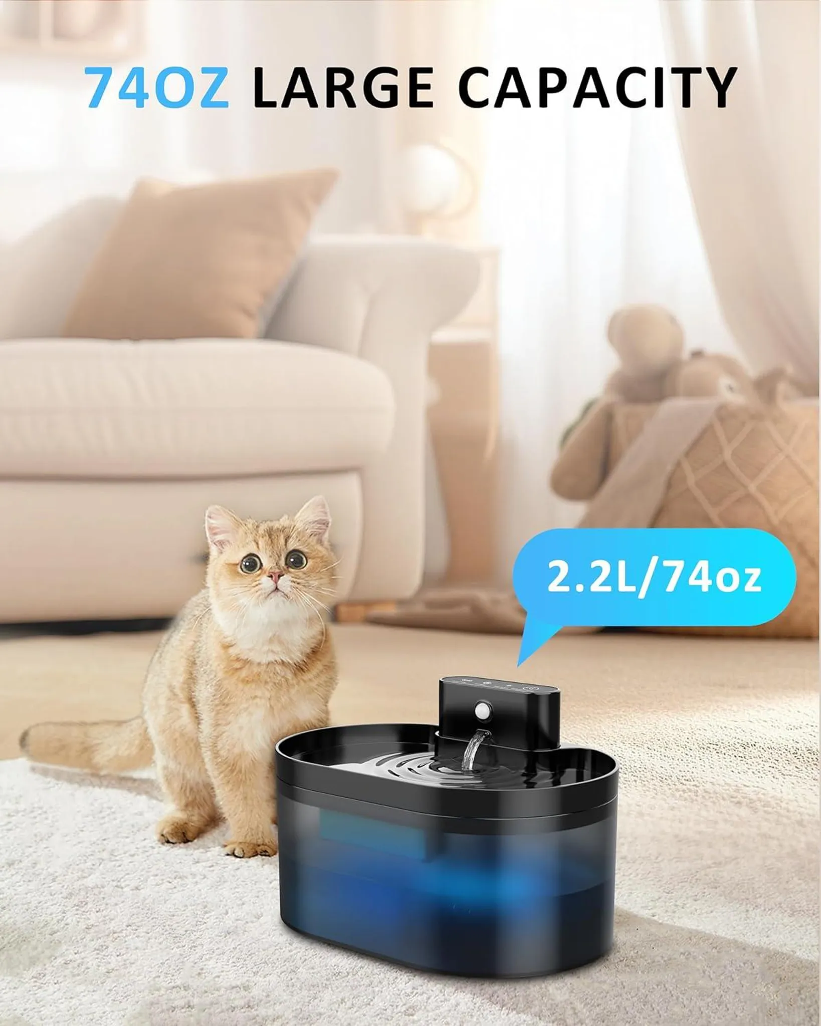 Eine Katze blickt auf einen Wasserbrunnen, mit dem Text '74oz Large Capacity'. Im Hintergrund befindet sich eine Couch.