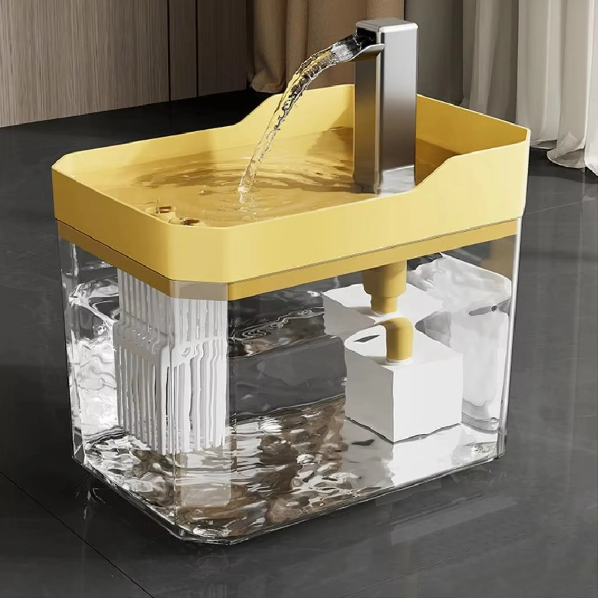 Ein gelb gerahmter Wasserbrunnen mit silbernem Auslauf. Wasser fließt in einen klaren, rechteckigen Behälter.
