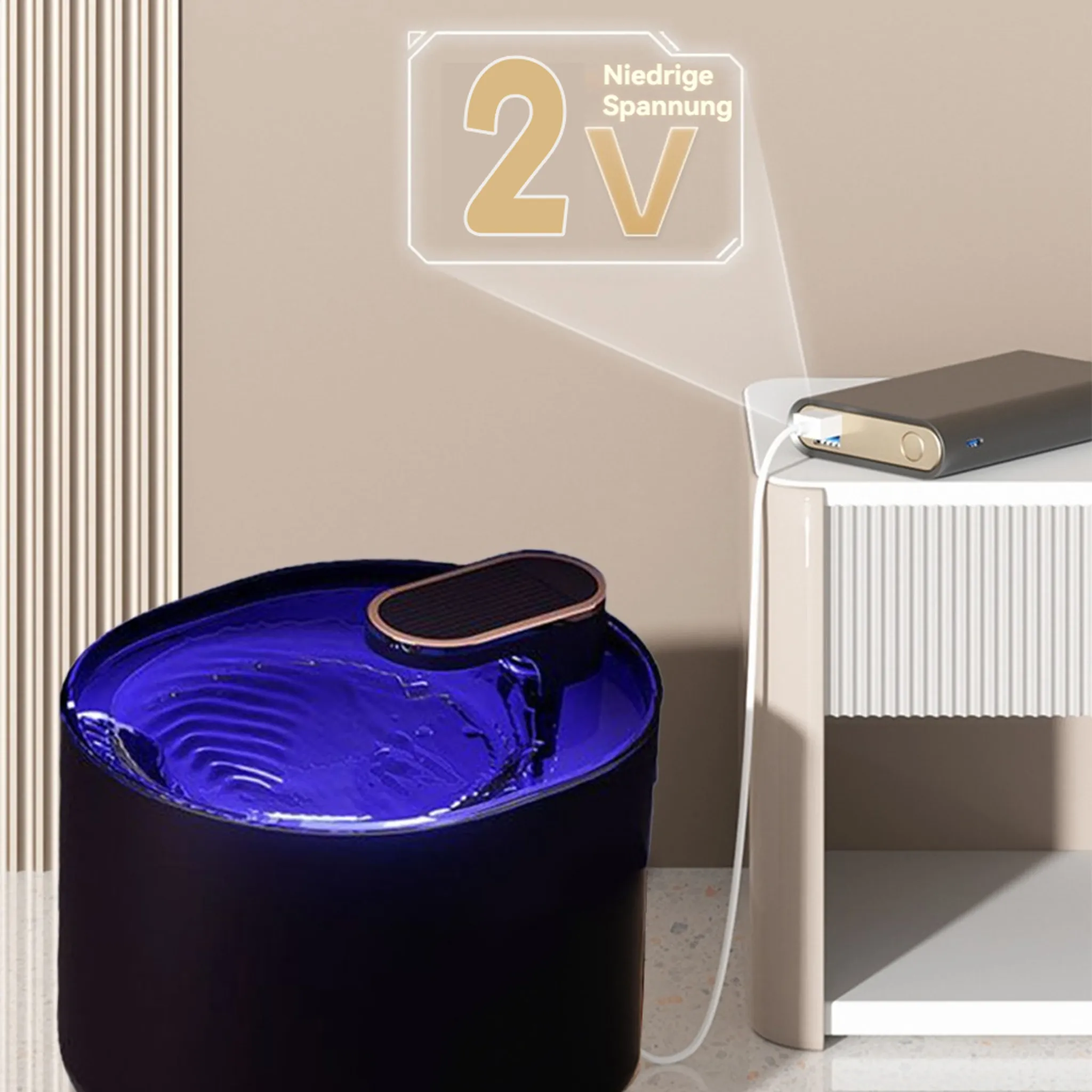 Ein blauer Wasserbrunnen mit einem 2V-Zeichen darüber. Eine Powerbank ist angeschlossen. Der Hintergrund hat strukturierte Wände und einen Beistelltisch.