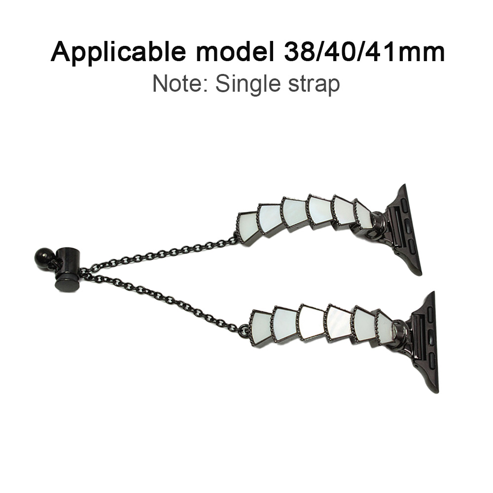 Ein Armband mit dekorativem Design. Es hat eine Kette und einen Abschnitt mit weißen, rechteckigen Elementen. Das Armband ist schwarz.
