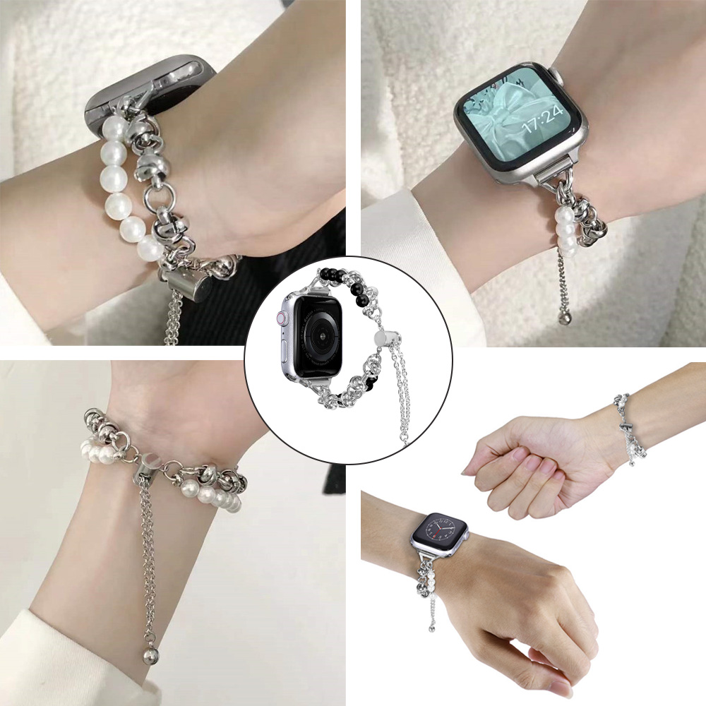 Mehrere Ansichten eines Handgelenks mit einer silbernen Smartwatch und einem Perlen- und Kettenarmband. Die Uhr zeigt die Zeit an.