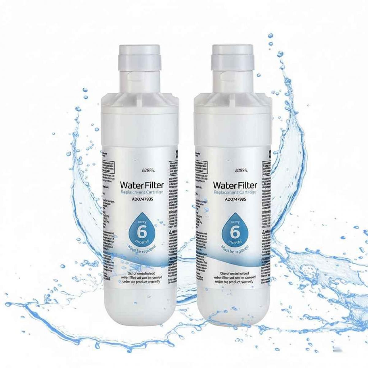 Zwei Wasserfilterpatronen mit Text und Grafiken, umgeben von Wasserspritzern, auf weißem Hintergrund.