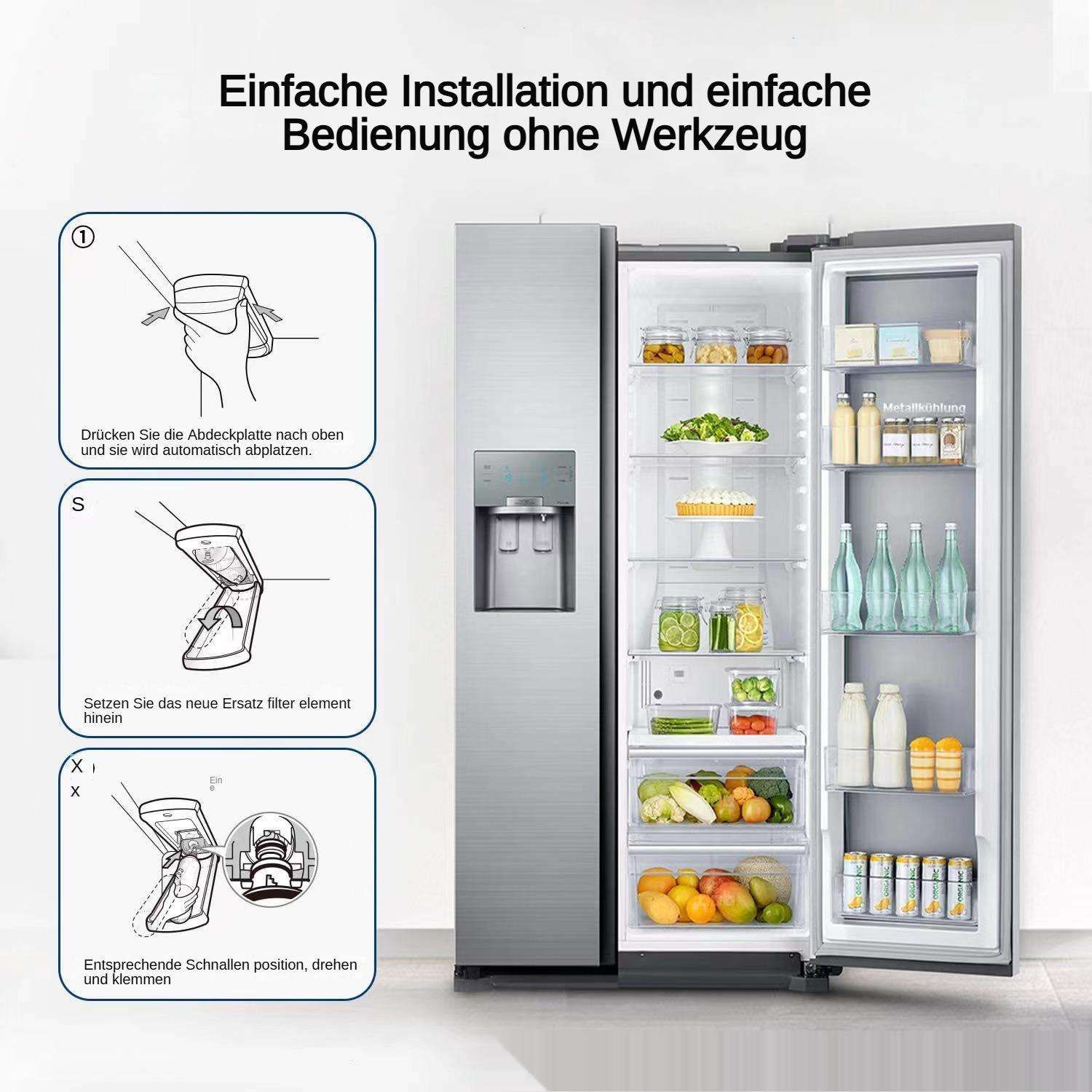 Ein Kühlschrank mit offener Tür, gefüllt mit Lebensmitteln, Getränken und einem Eisbereiter. Anweisungen zum Filterwechsel sind links abgebildet.