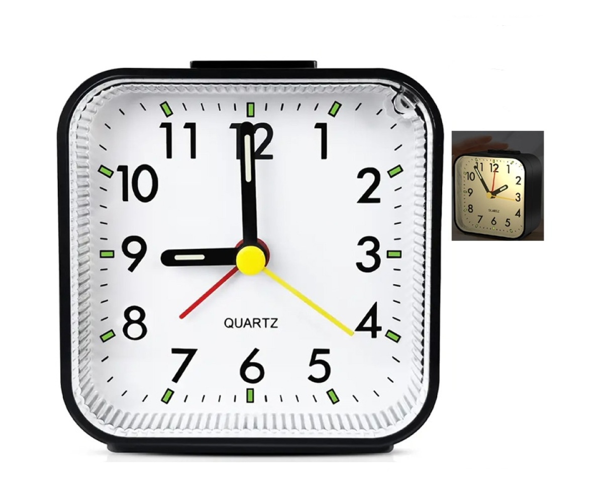 Ein quadratischer, schwarzer Wecker mit weißem Zifferblatt. Er zeigt die Uhrzeit 8:44 Uhr an. Eine Einlage zeigt die beleuchtete Uhr.